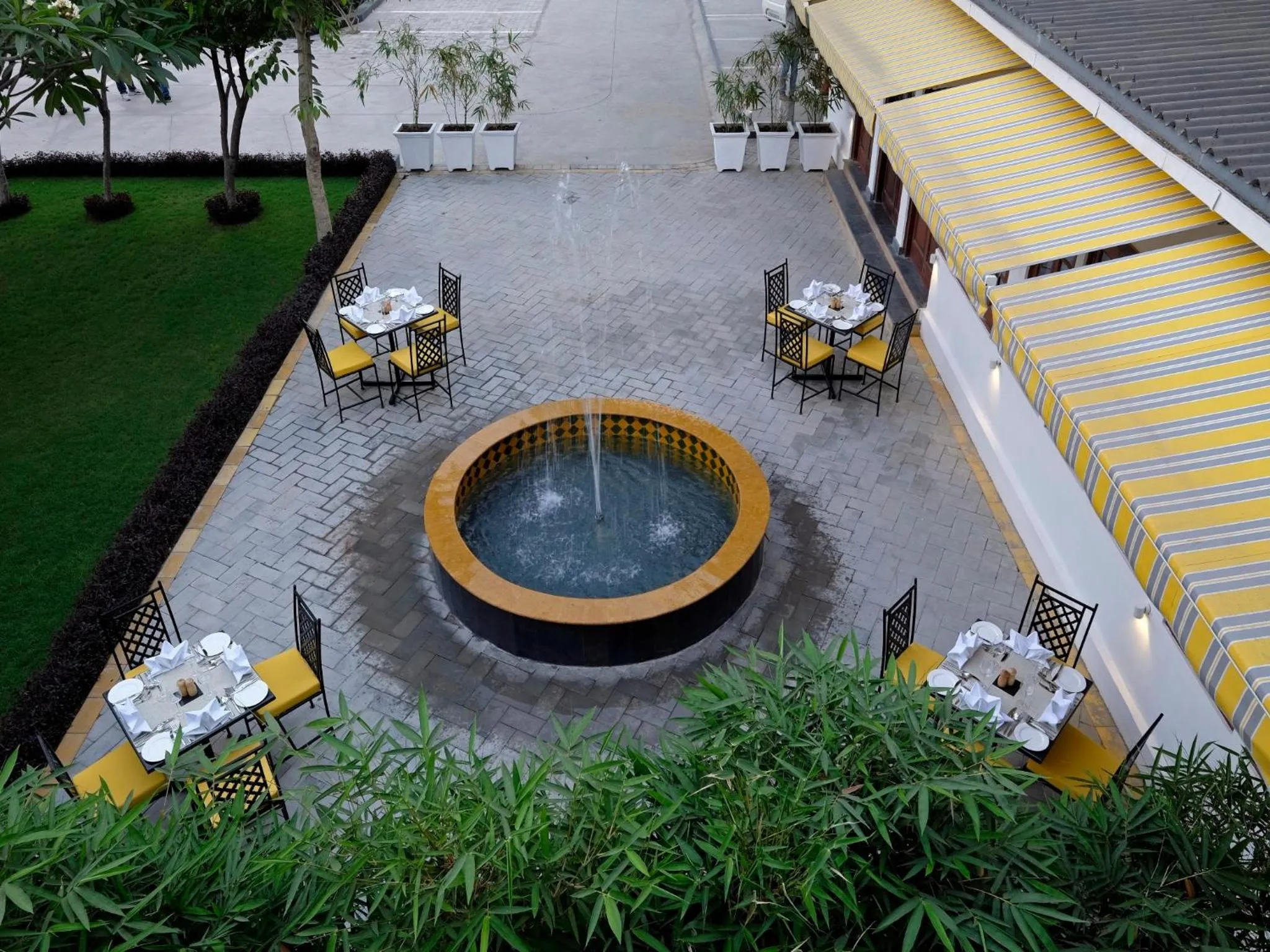 Restaurant/places to eat in Saraca Hotel Lucknow