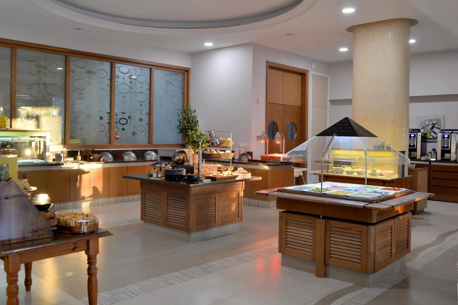 Restaurant/places to eat in Ajax Hotel