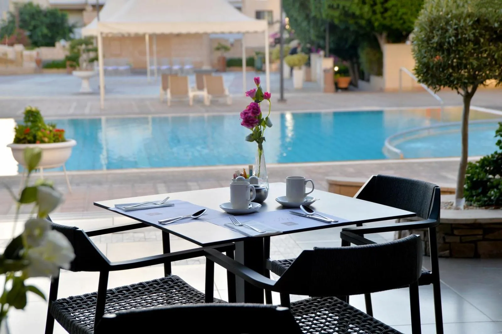 Restaurant/places to eat in Ajax Hotel