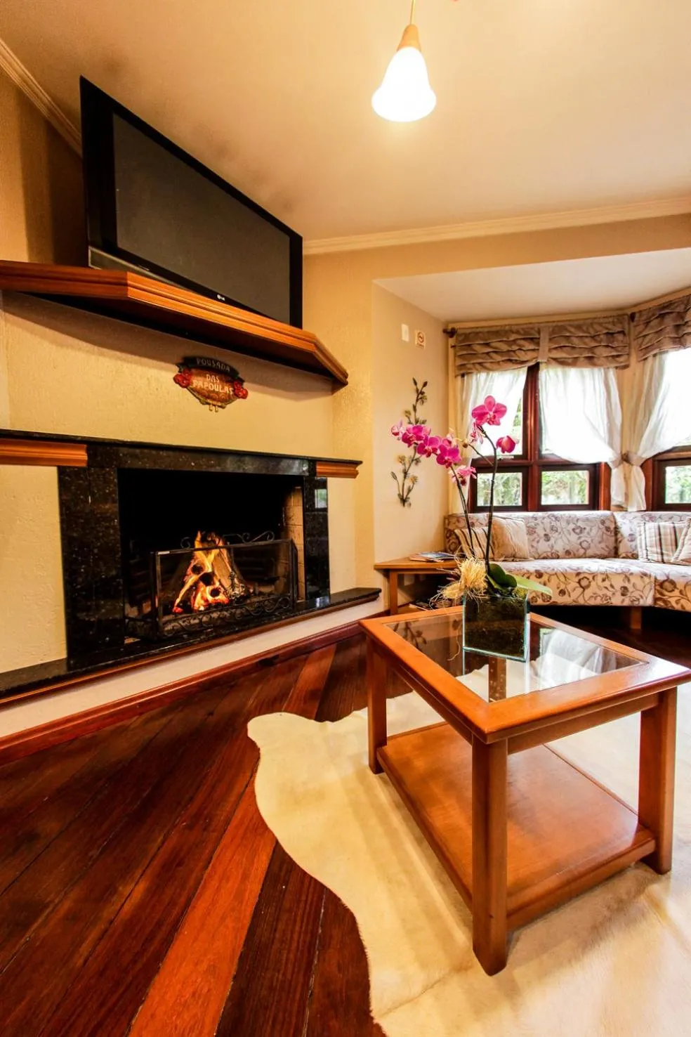 Communal lounge/ TV room in Pousada Das Papoulas