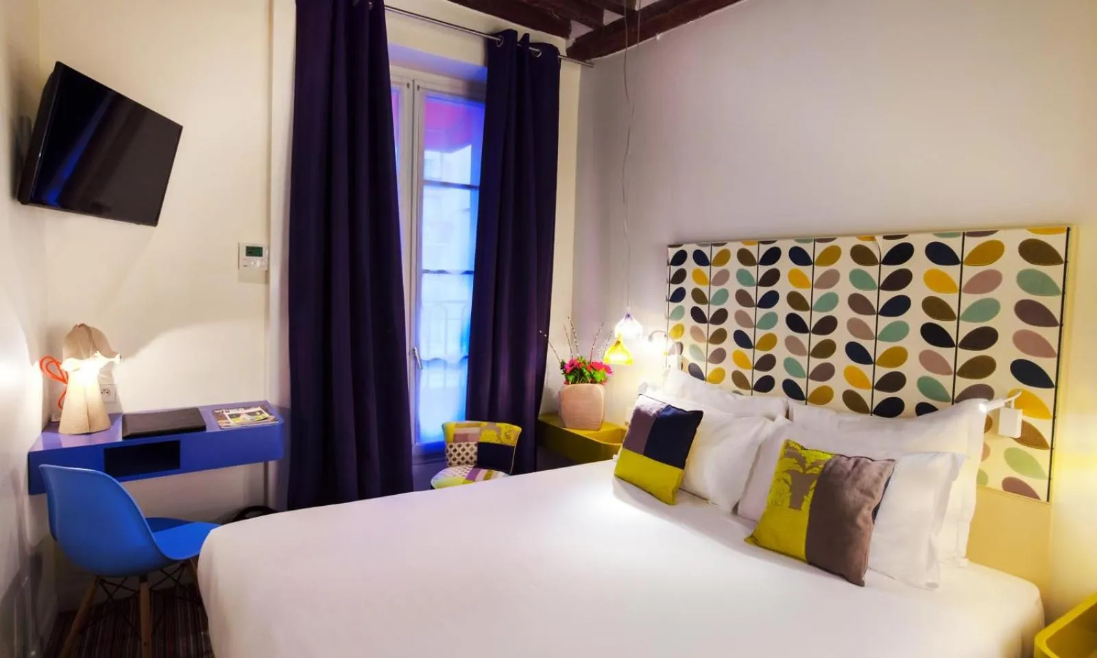 Bed in Hôtel Sèvres Saint Germain