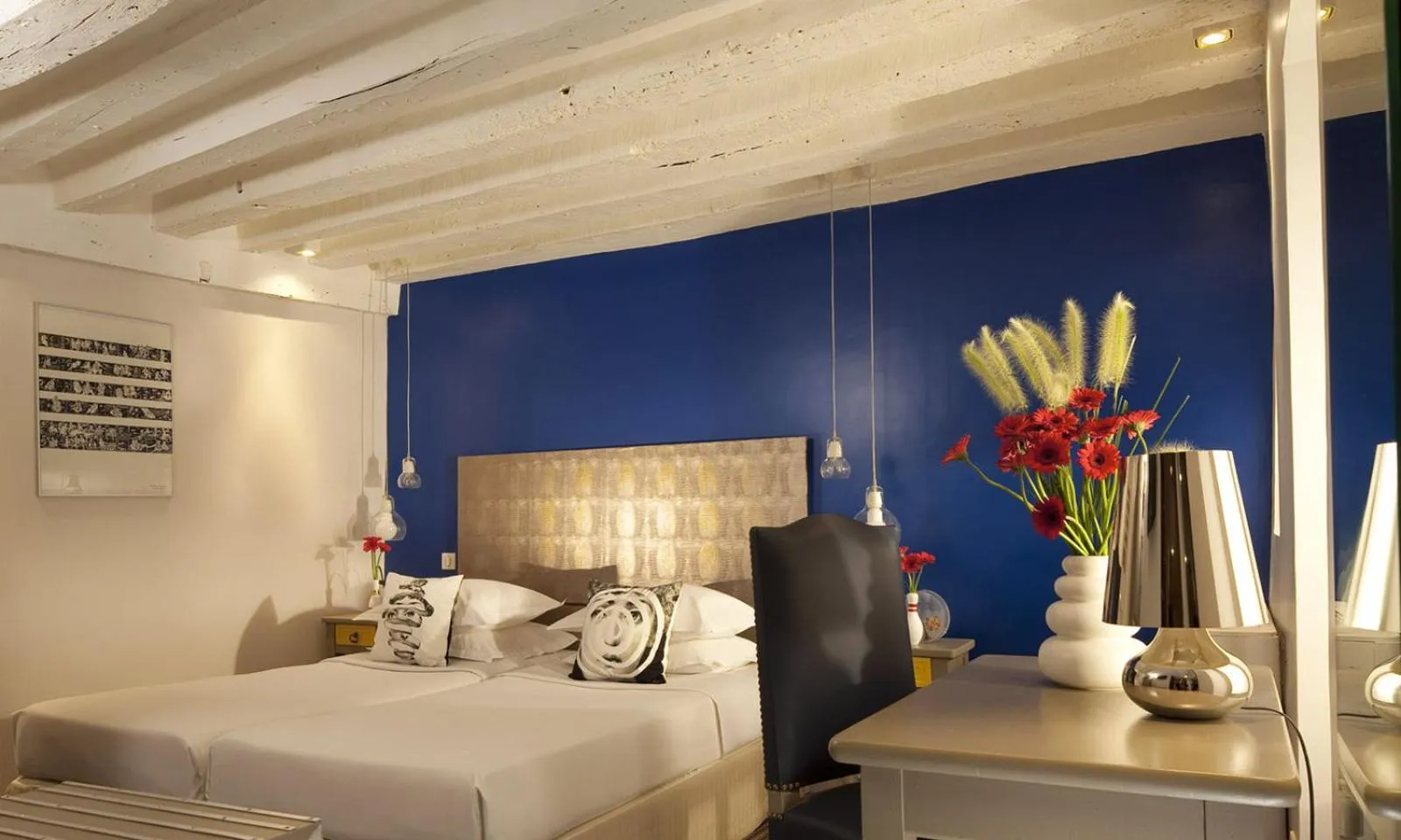 Bed in Hôtel Sèvres Saint Germain