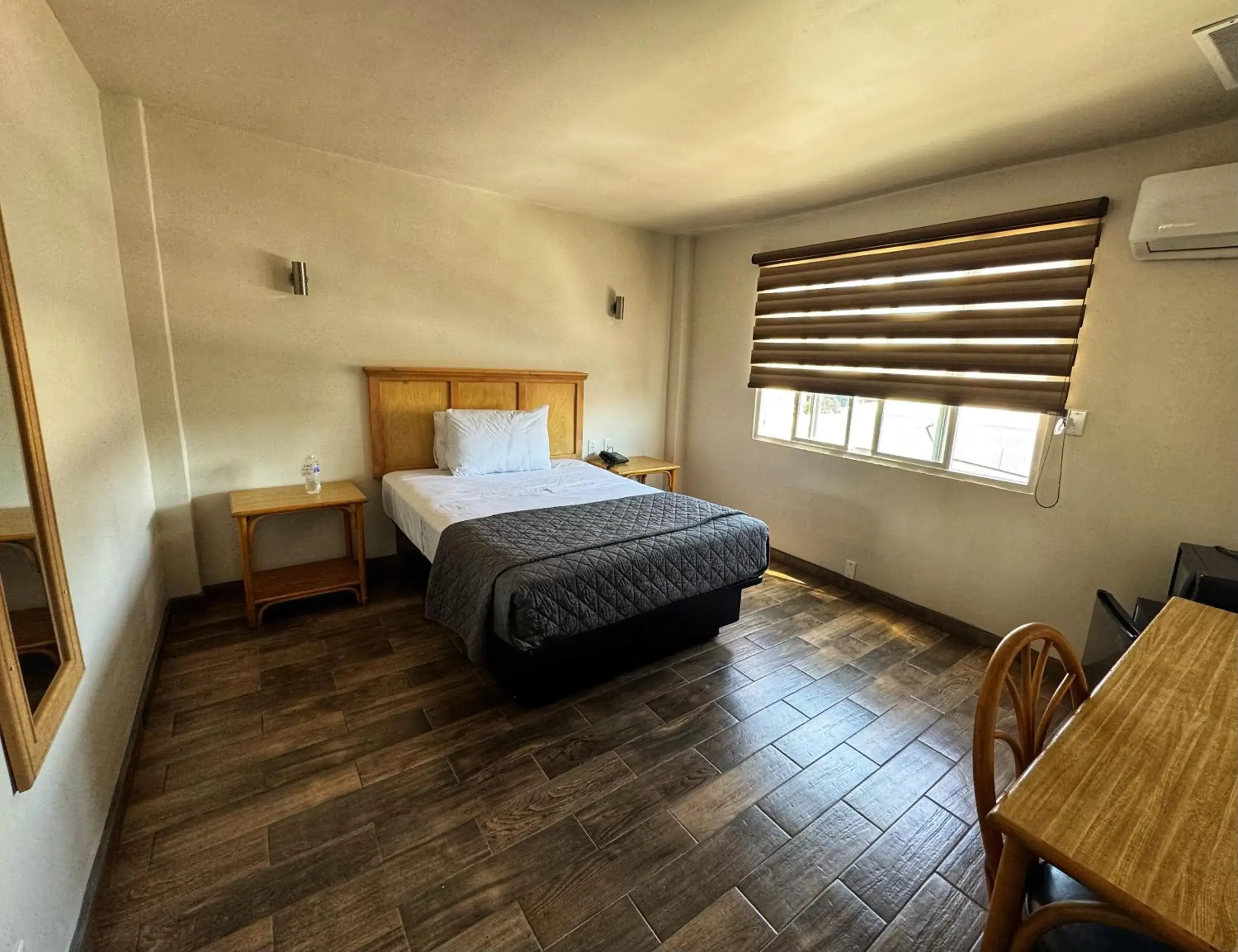 Queen Room in Hotel Paris Queen Room in Hotel Paris