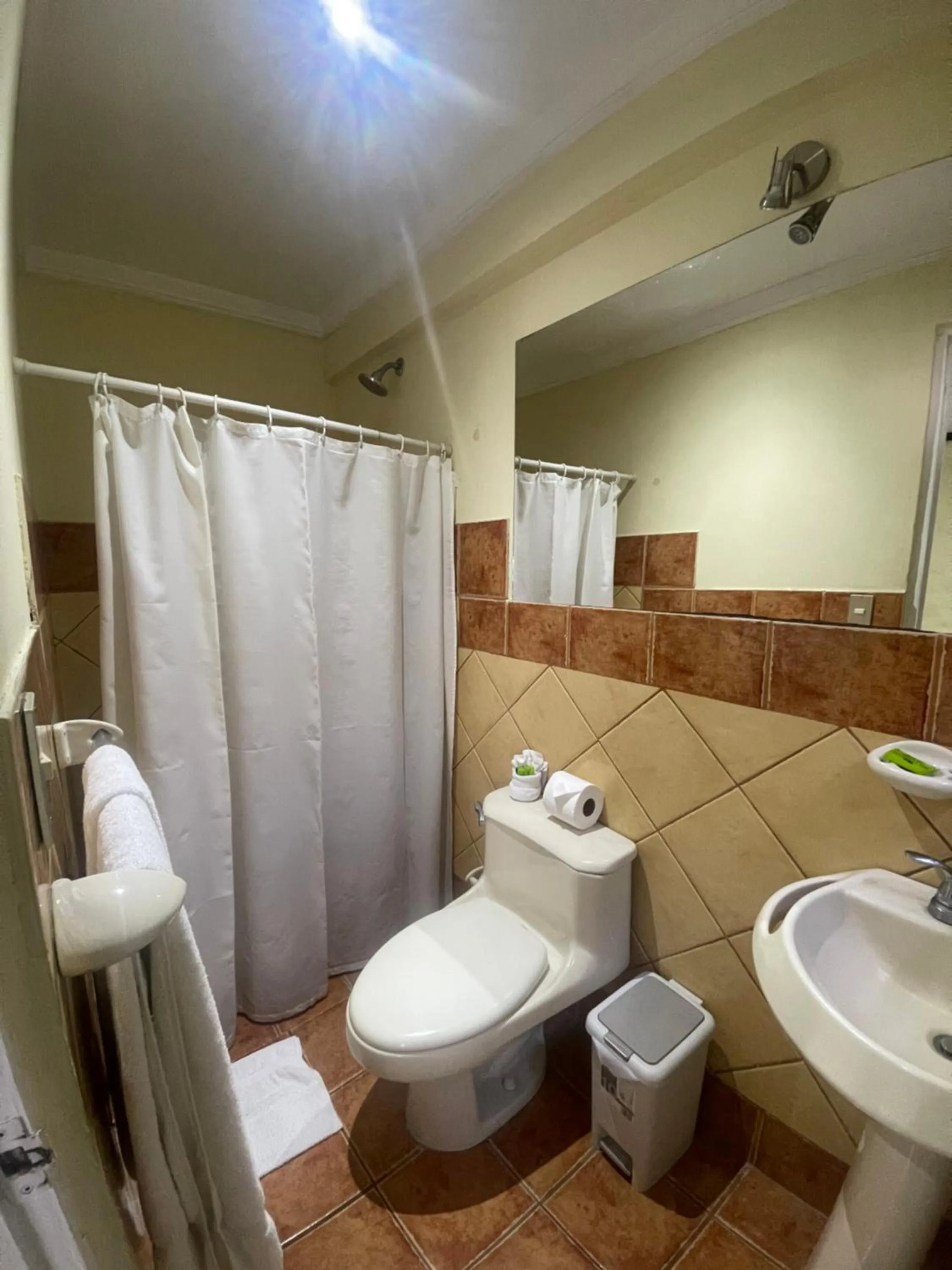 Bathroom in Hotel 1915 INN & SUITES
