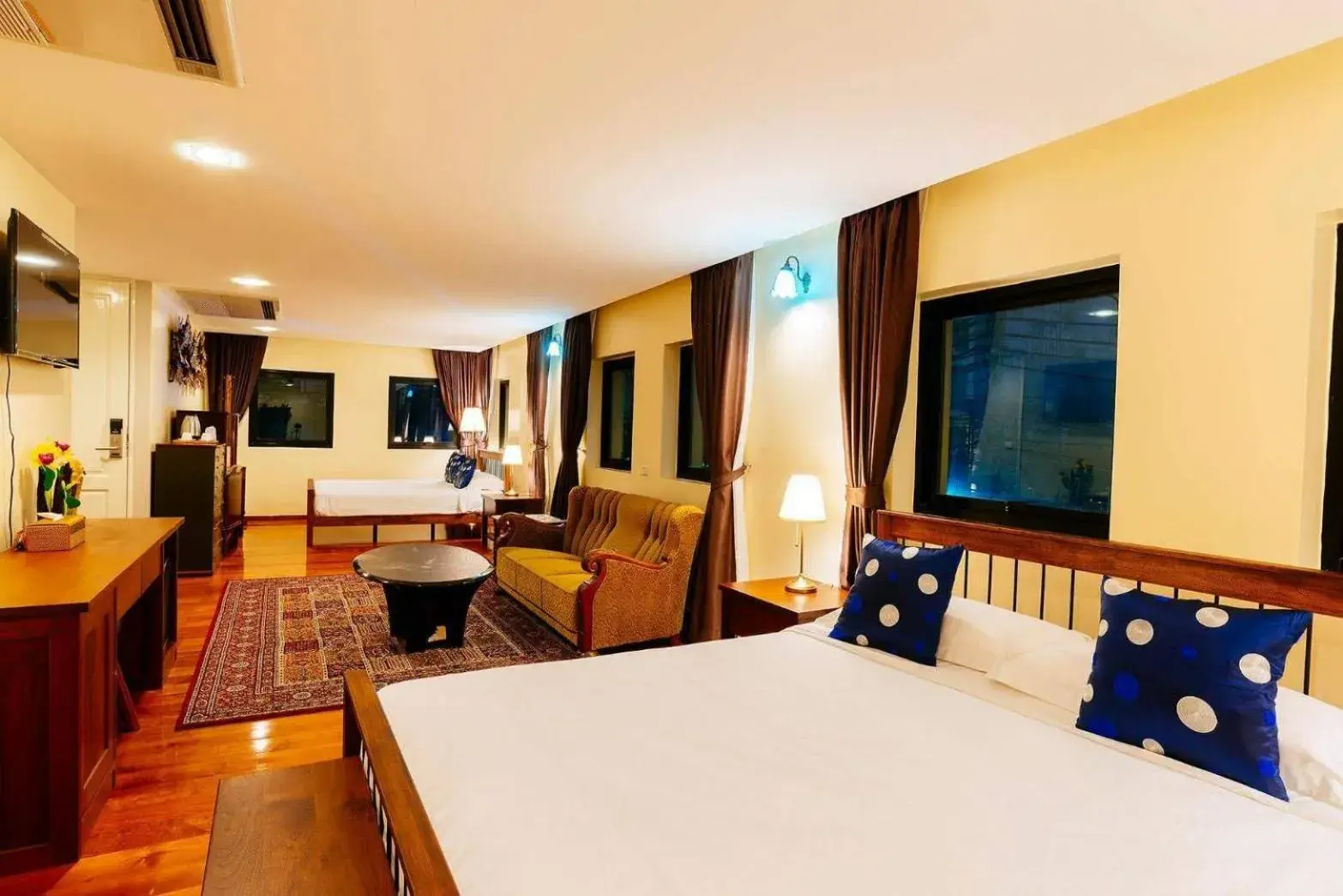 Superior Family Room in Nine Design Place Superior Family Room in Nine Design Place