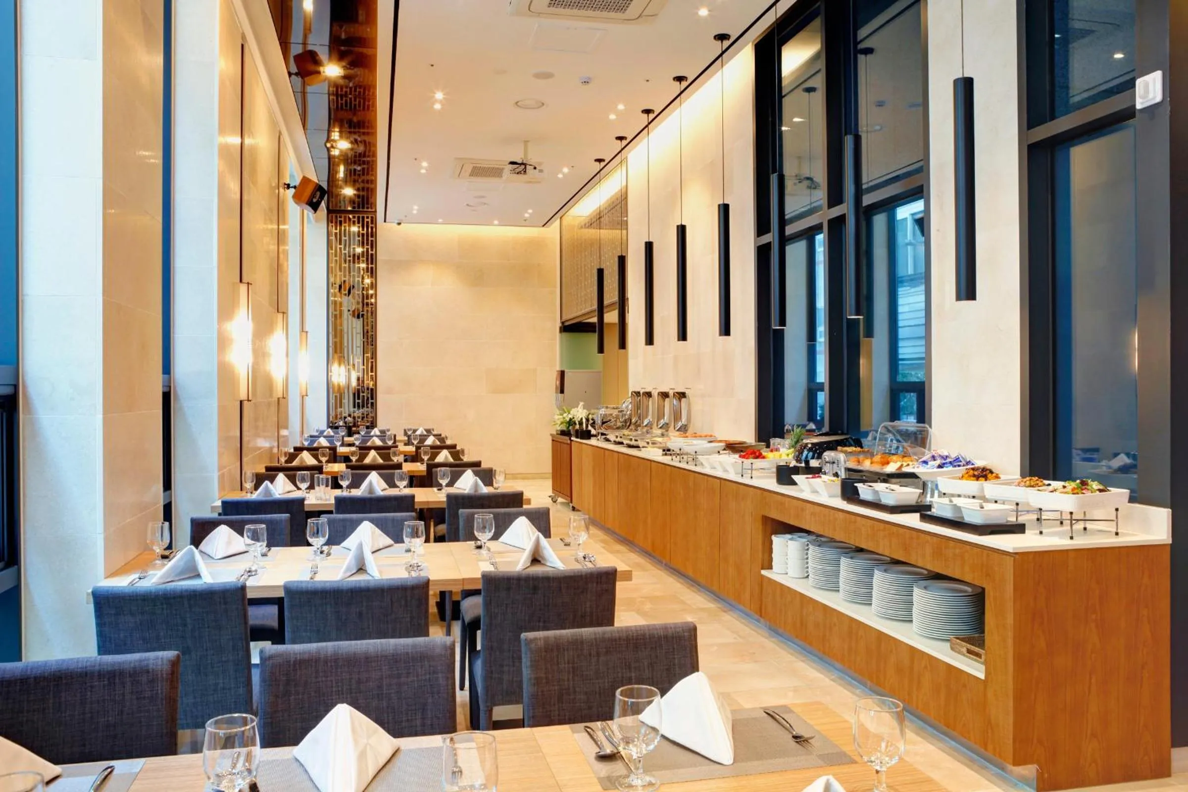 Restaurant/places to eat in ON City Hotel