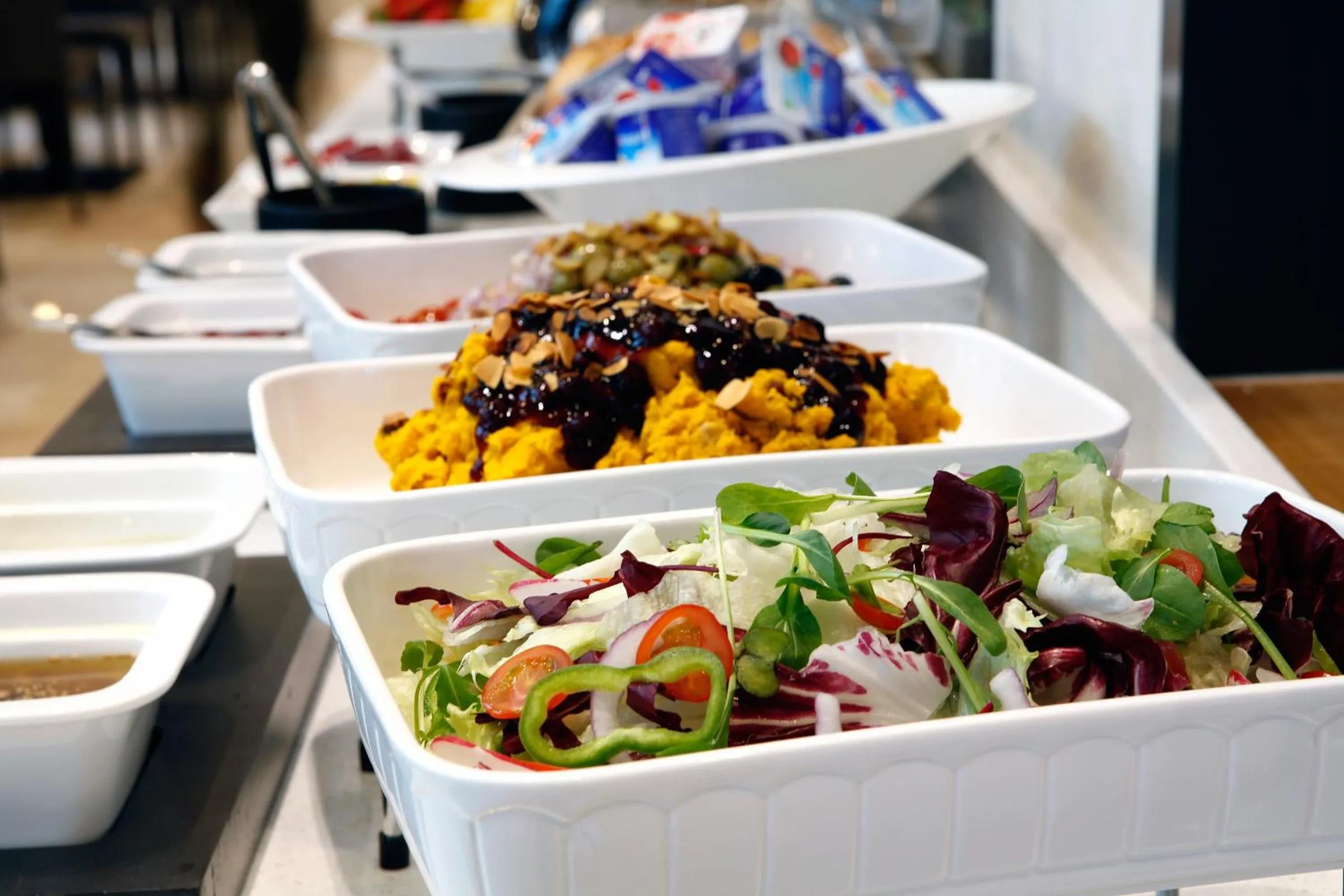 Restaurant/places to eat in ON City Hotel