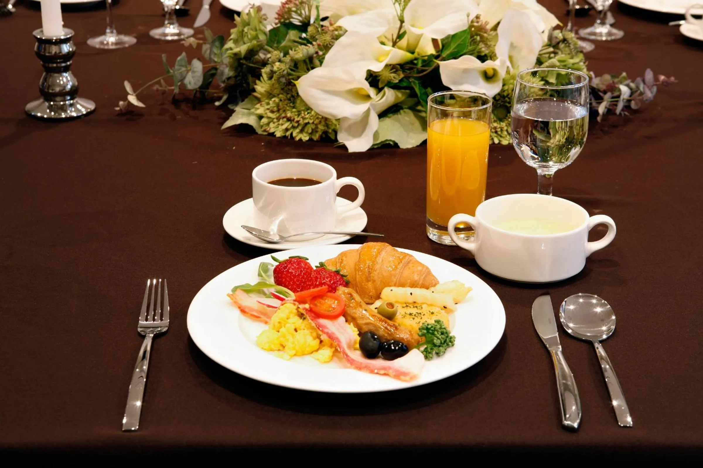 Restaurant/places to eat in ON City Hotel