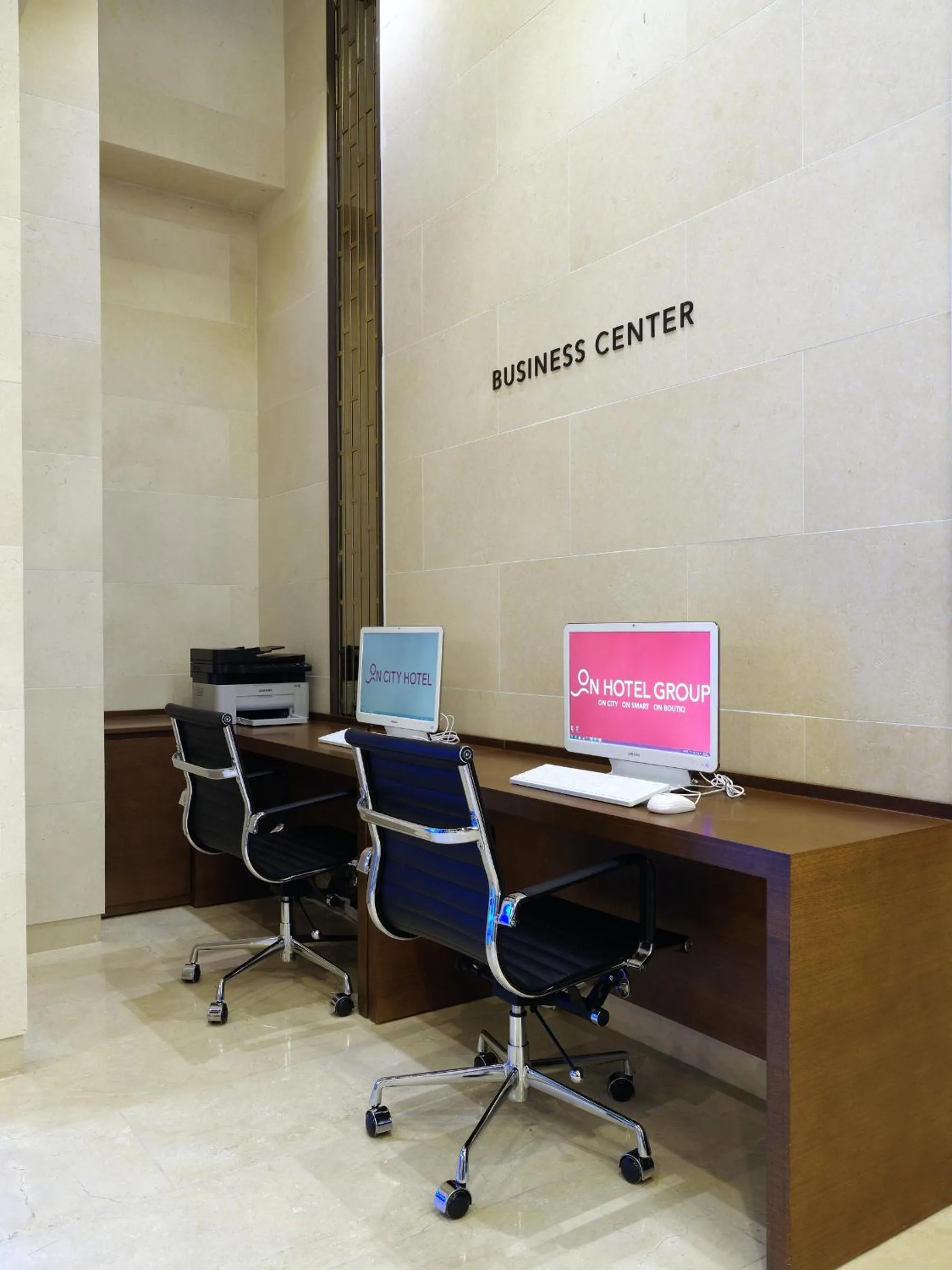 Communal lounge/ TV room in ON City Hotel