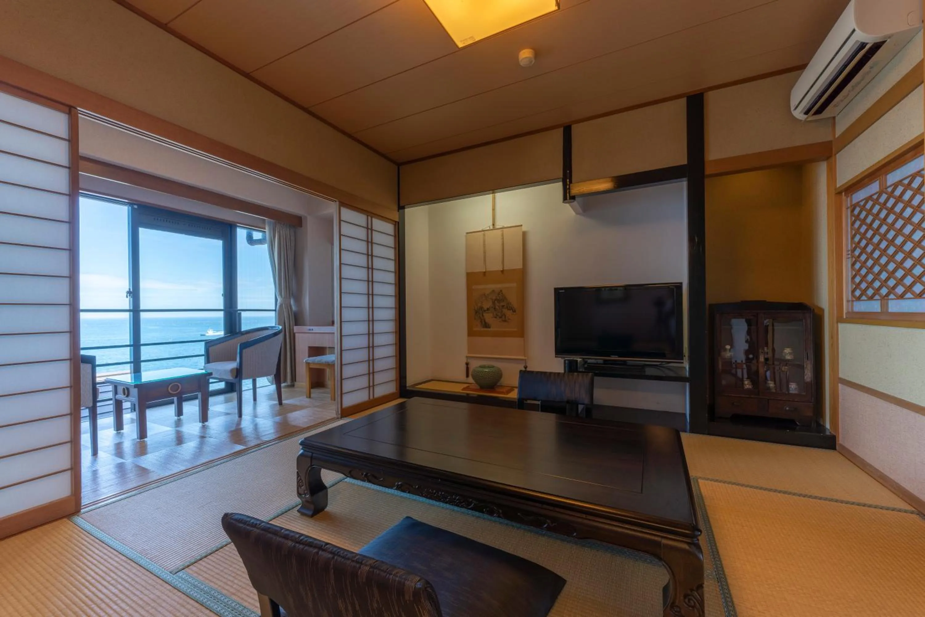 Photo of the whole room in Tsuruya Kisshotei