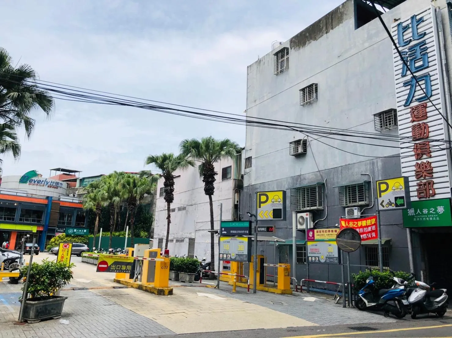 Parking in Lacle Hotel-Luzhou Taipei