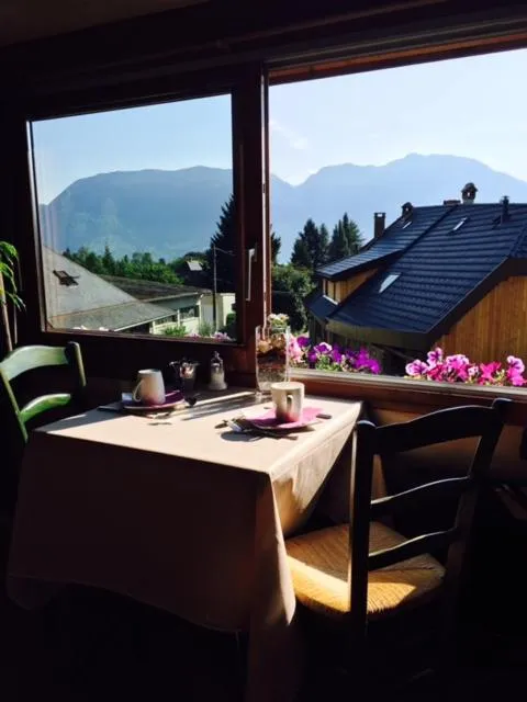 Dining area in B&B Le Sourire du Lac