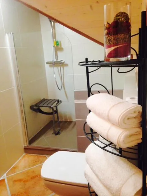Shower, Bed in B&B Le Sourire du Lac