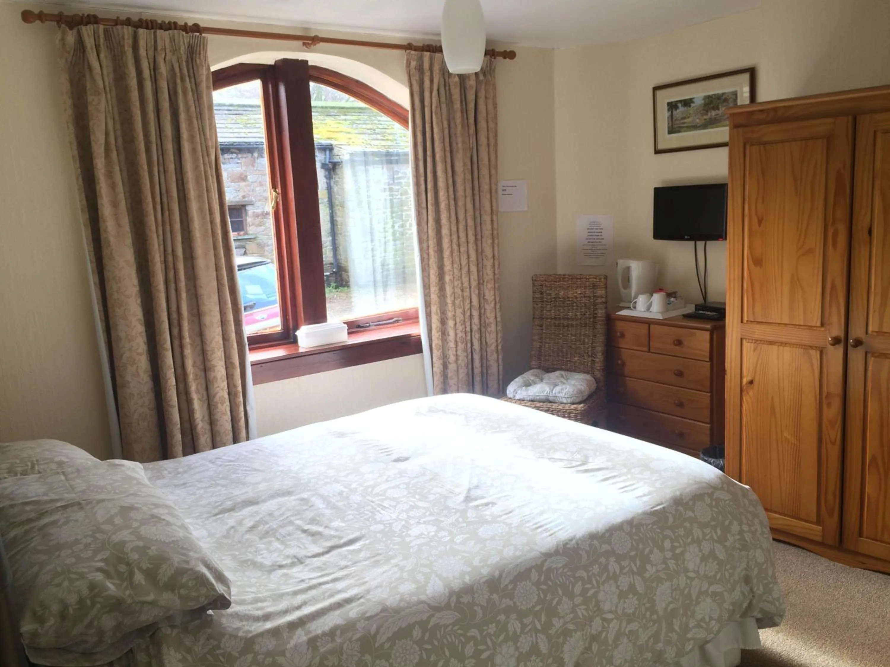 Property building, Bed in The Fox & Hounds Inn