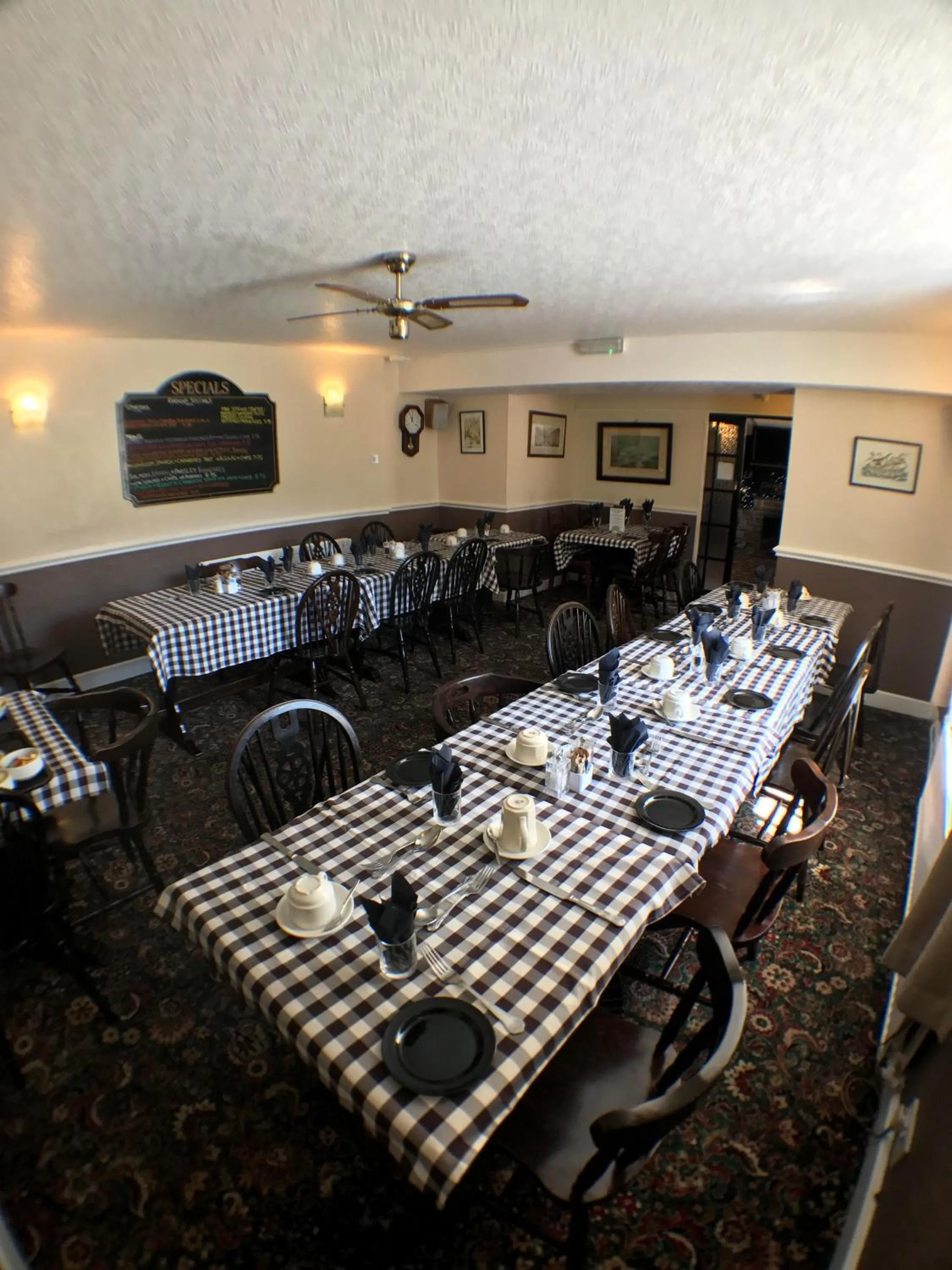 Restaurant/places to eat in The Fox & Hounds Inn