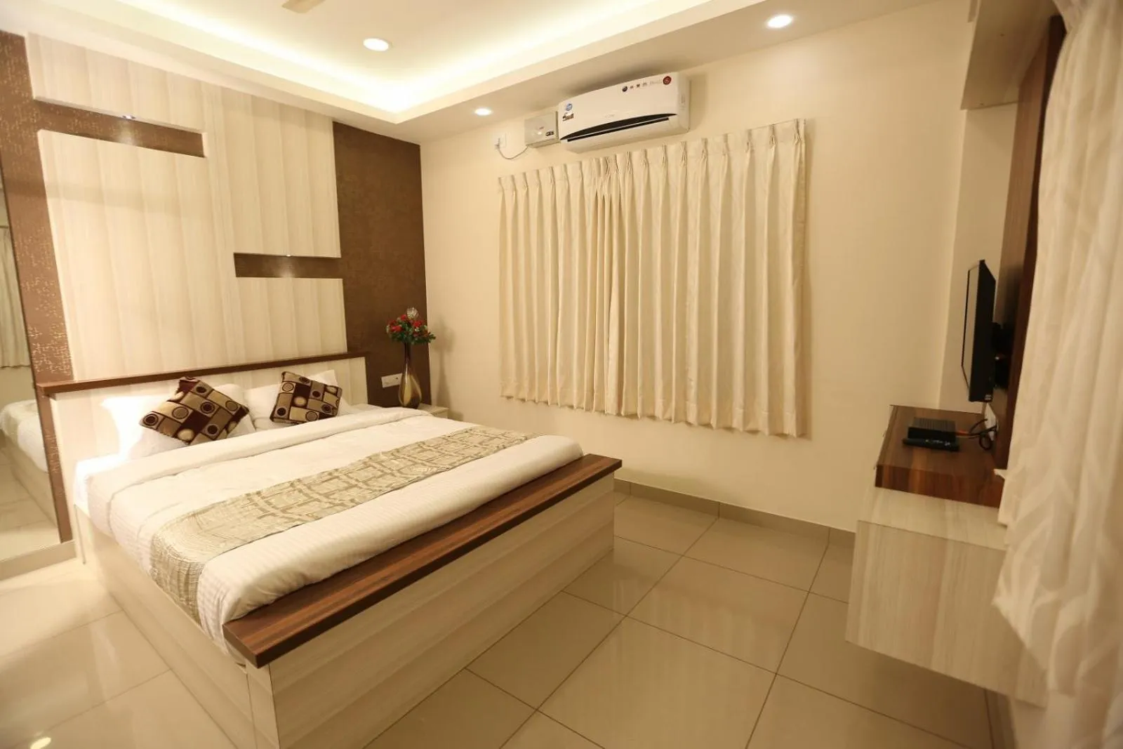 Bedroom, Bed in Benaka Suites