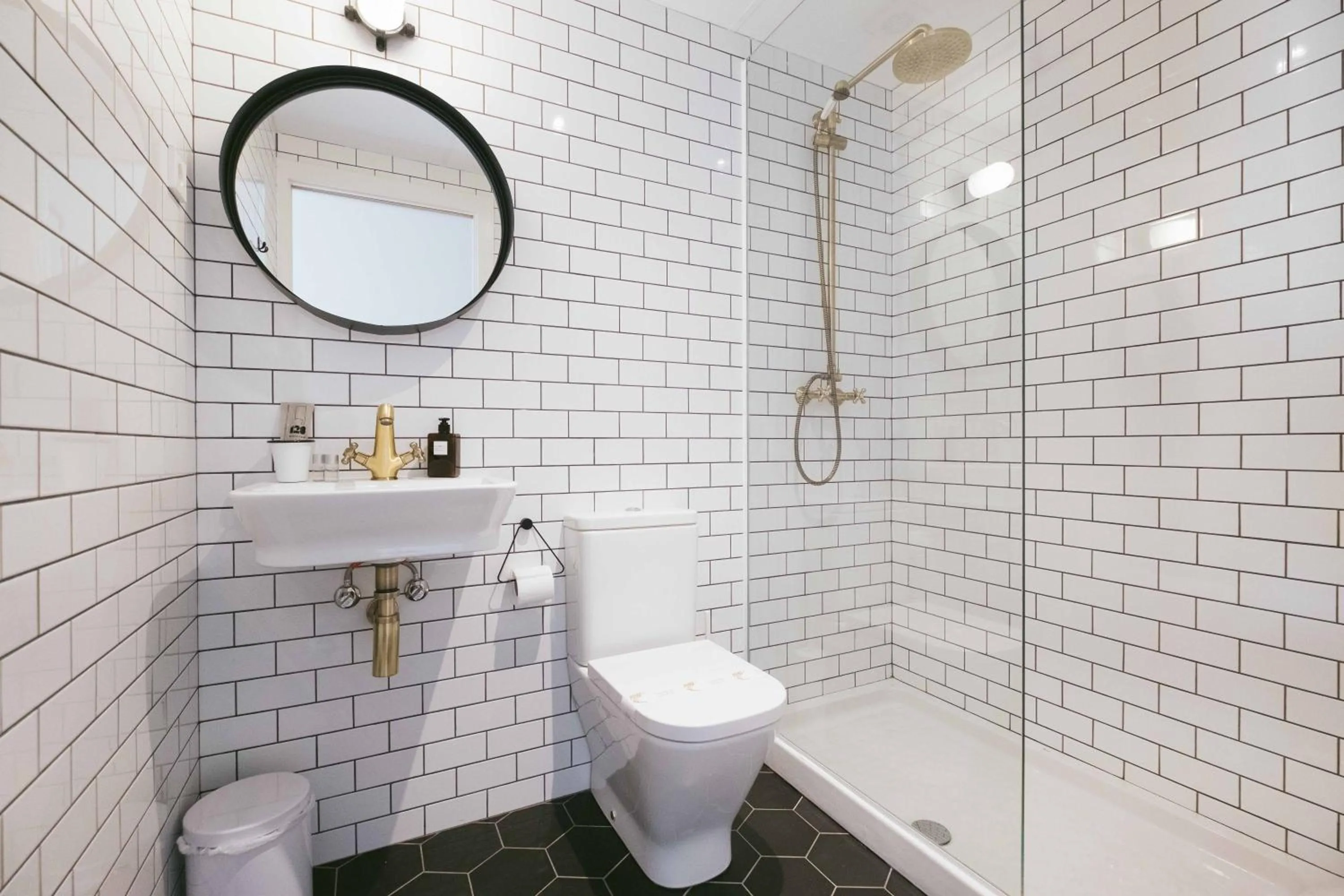 Shower in Magatzem 128