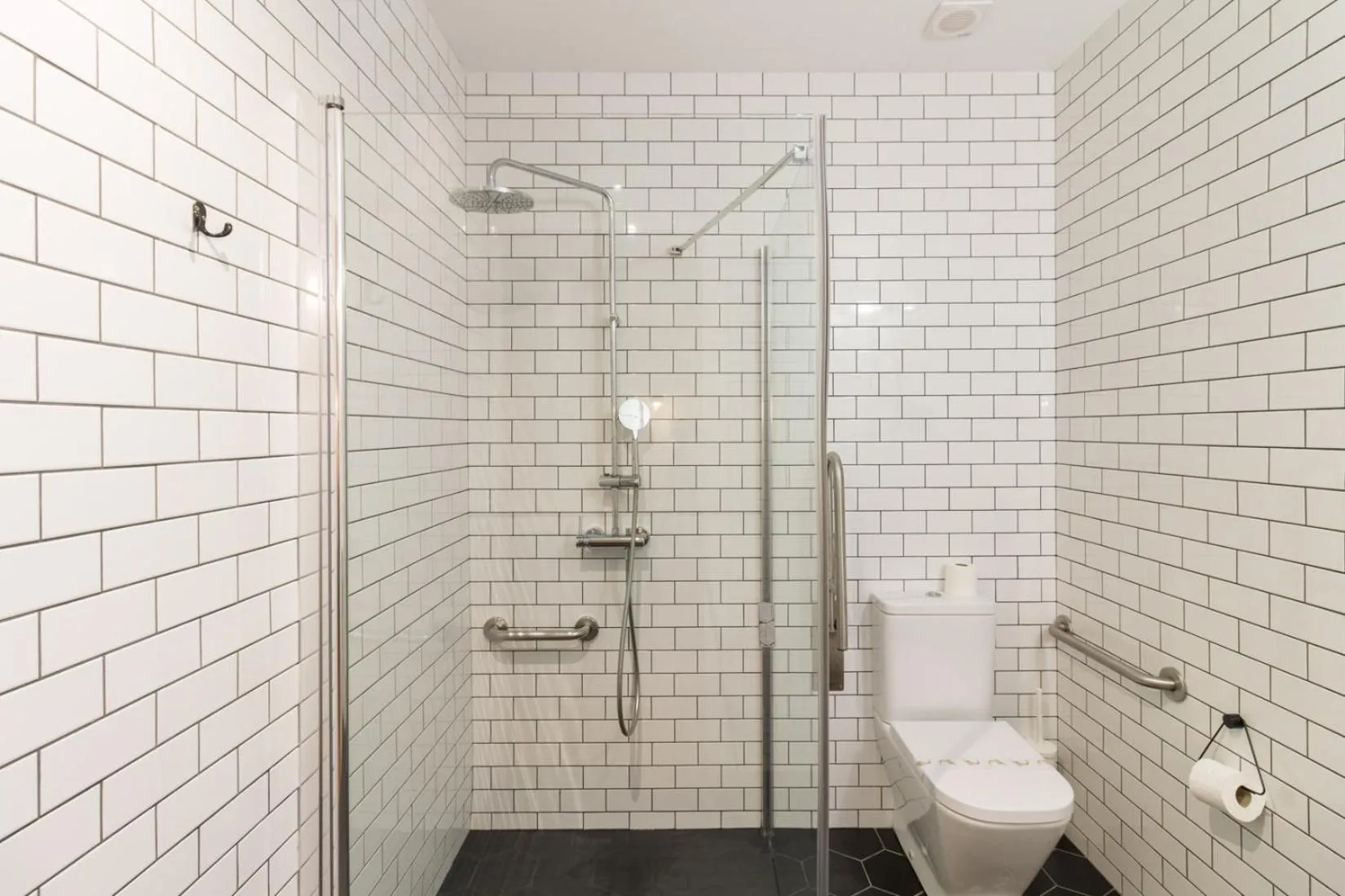 Shower in Magatzem 128