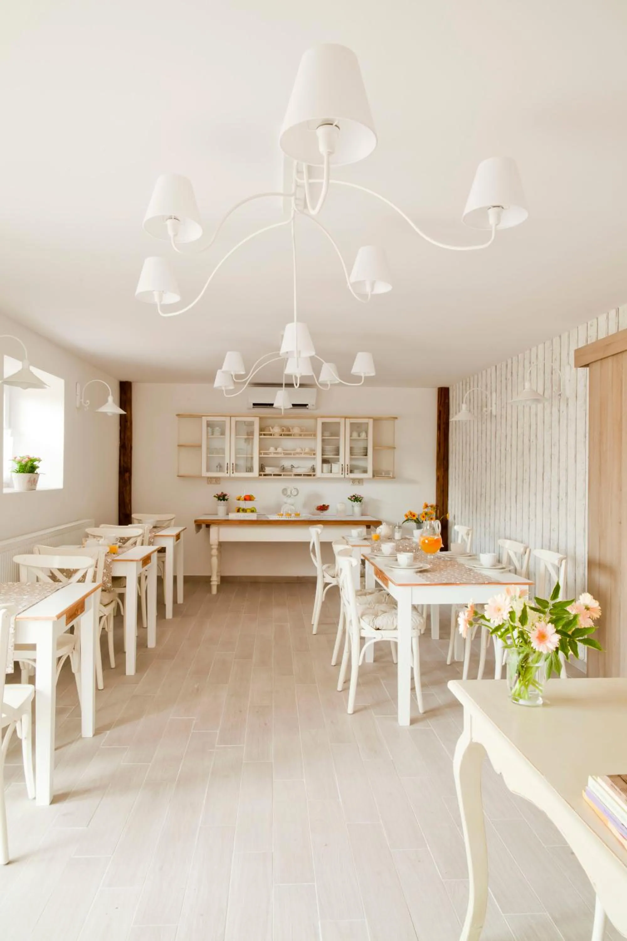 Restaurant/places to eat in Barackvirág Apartmanház