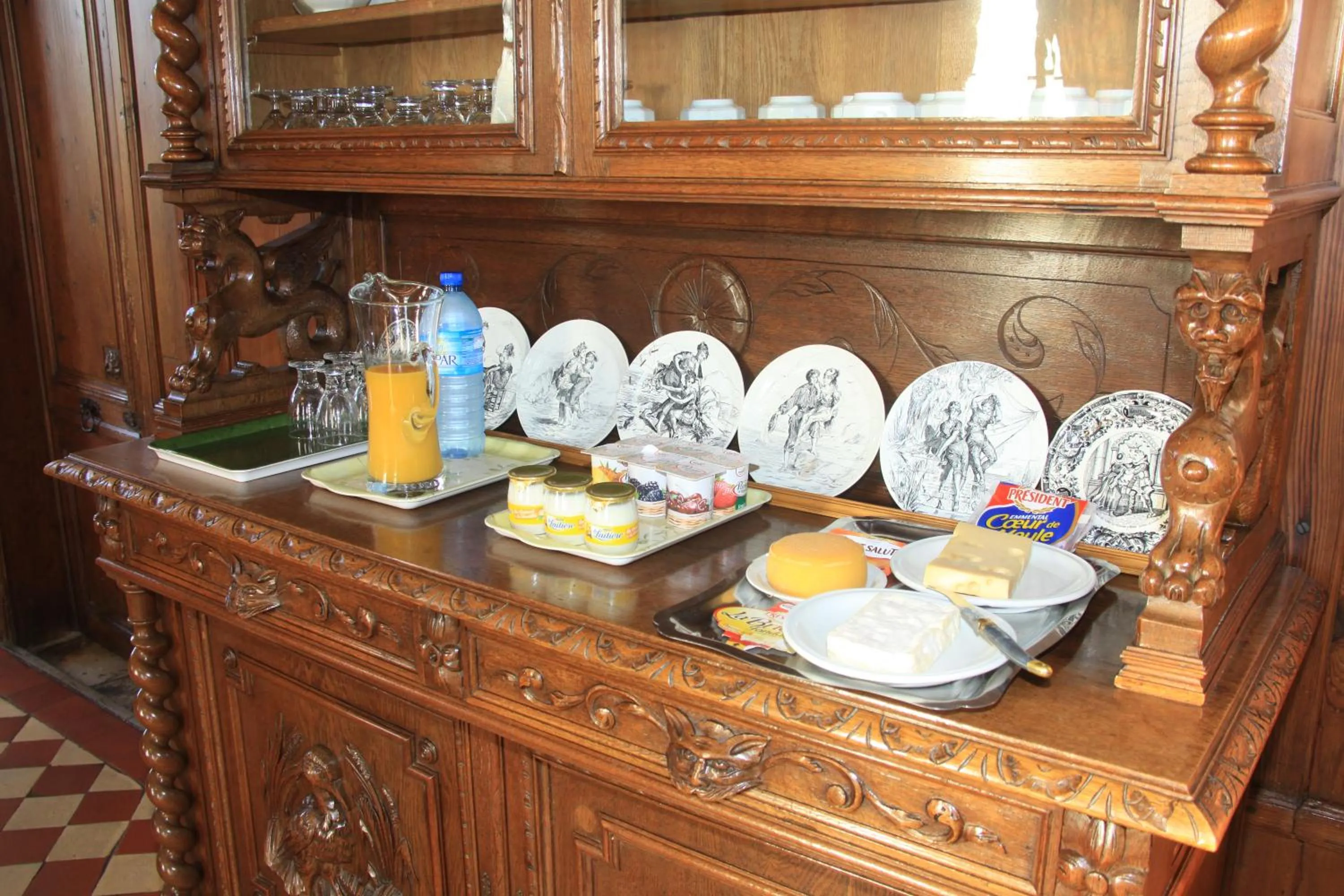 Dining area in Chateau de Vouilly