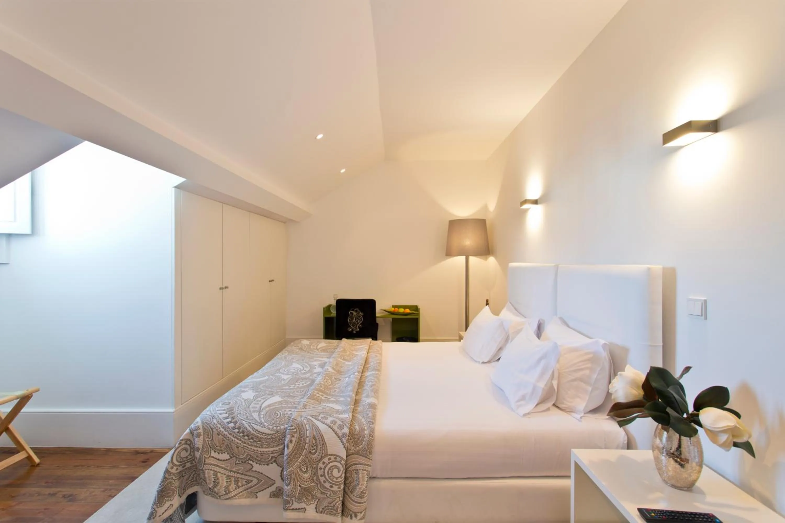Premium Double or Triple Room with Garden View in Oporto Comfort Charming Cedofeita