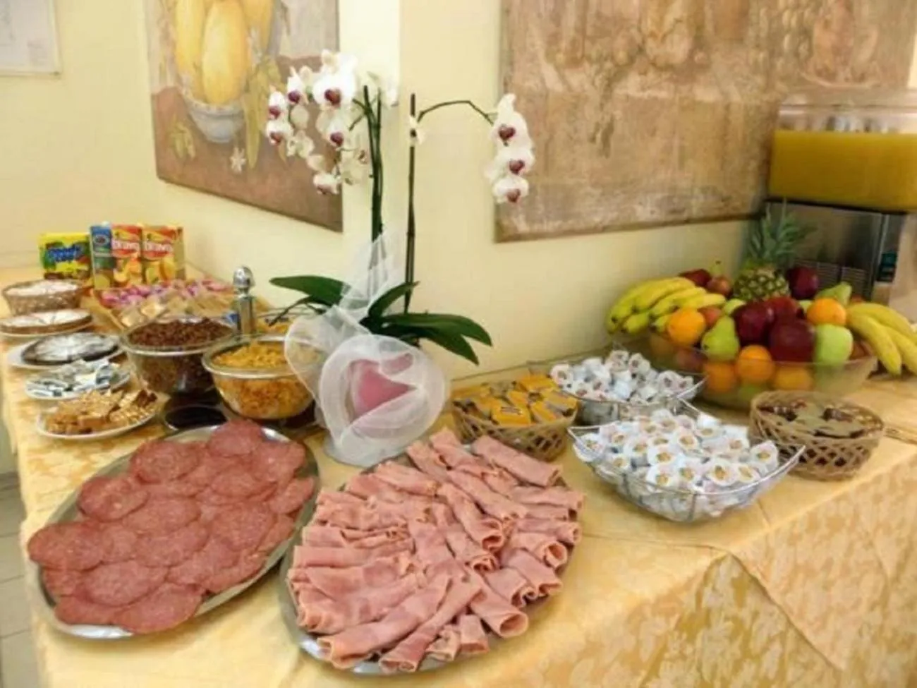 Buffet breakfast in Park Hotel Villamaria