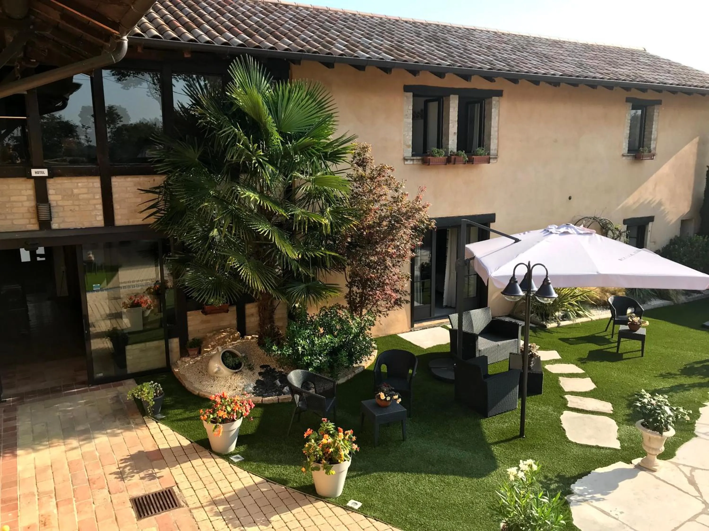 Property building in HOSTELLERIE DES BICHONNIERES