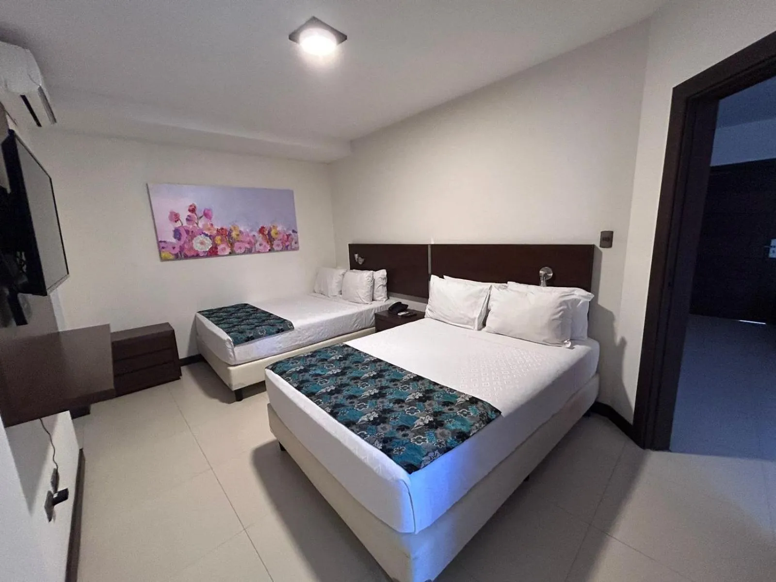 Bed in Mai Suites Apart Hotel