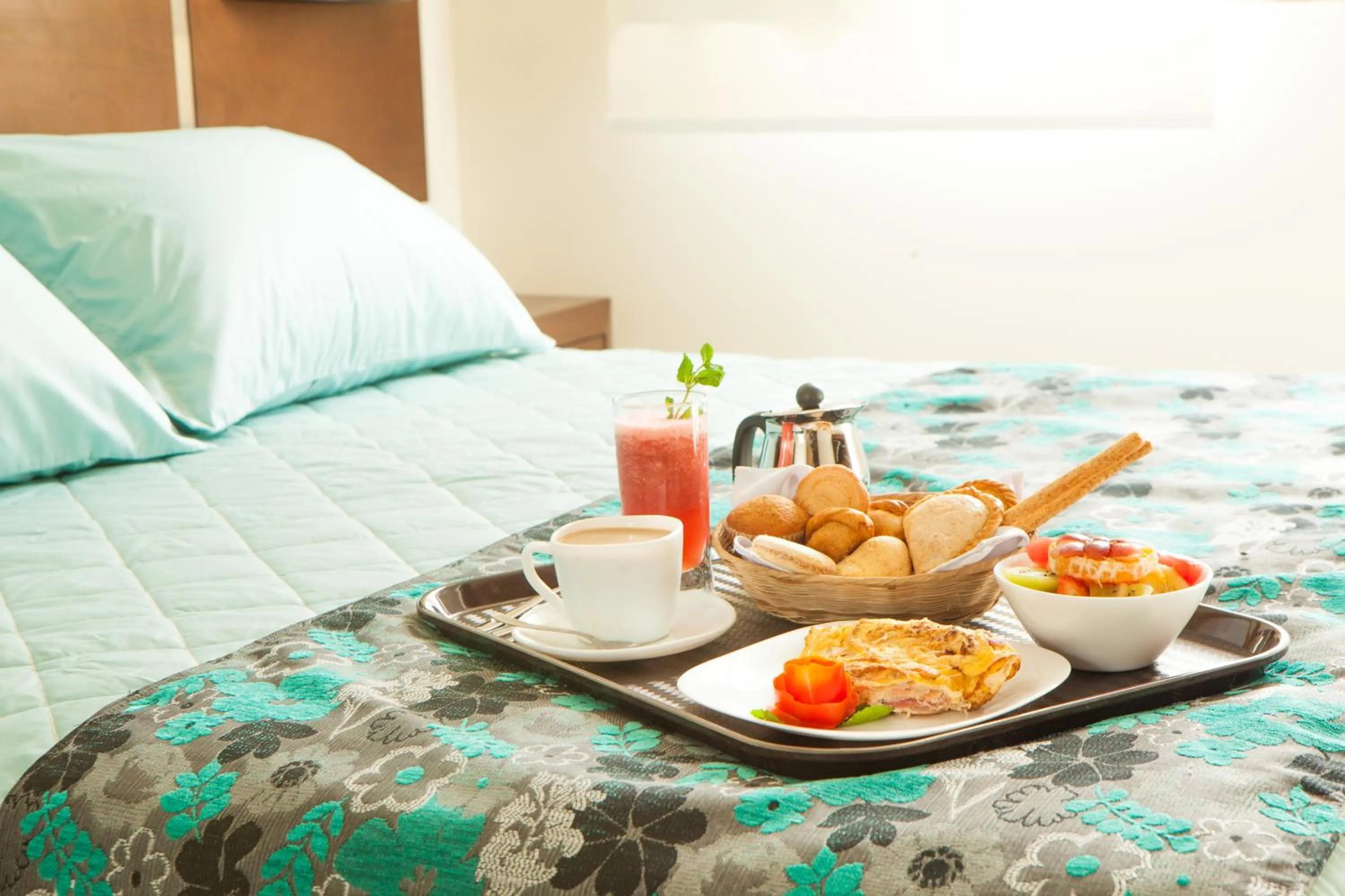 American breakfast, Bed in Mai Suites Apart Hotel