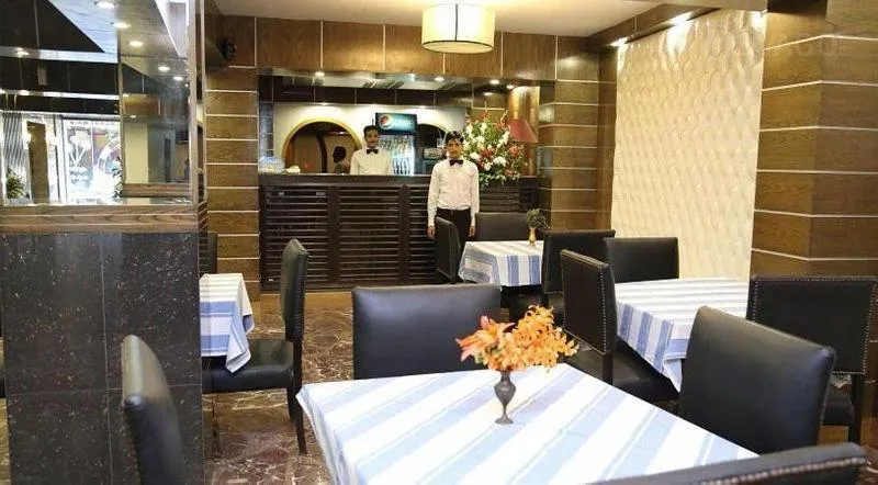 Restaurant/places to eat in Hotel Sarawan