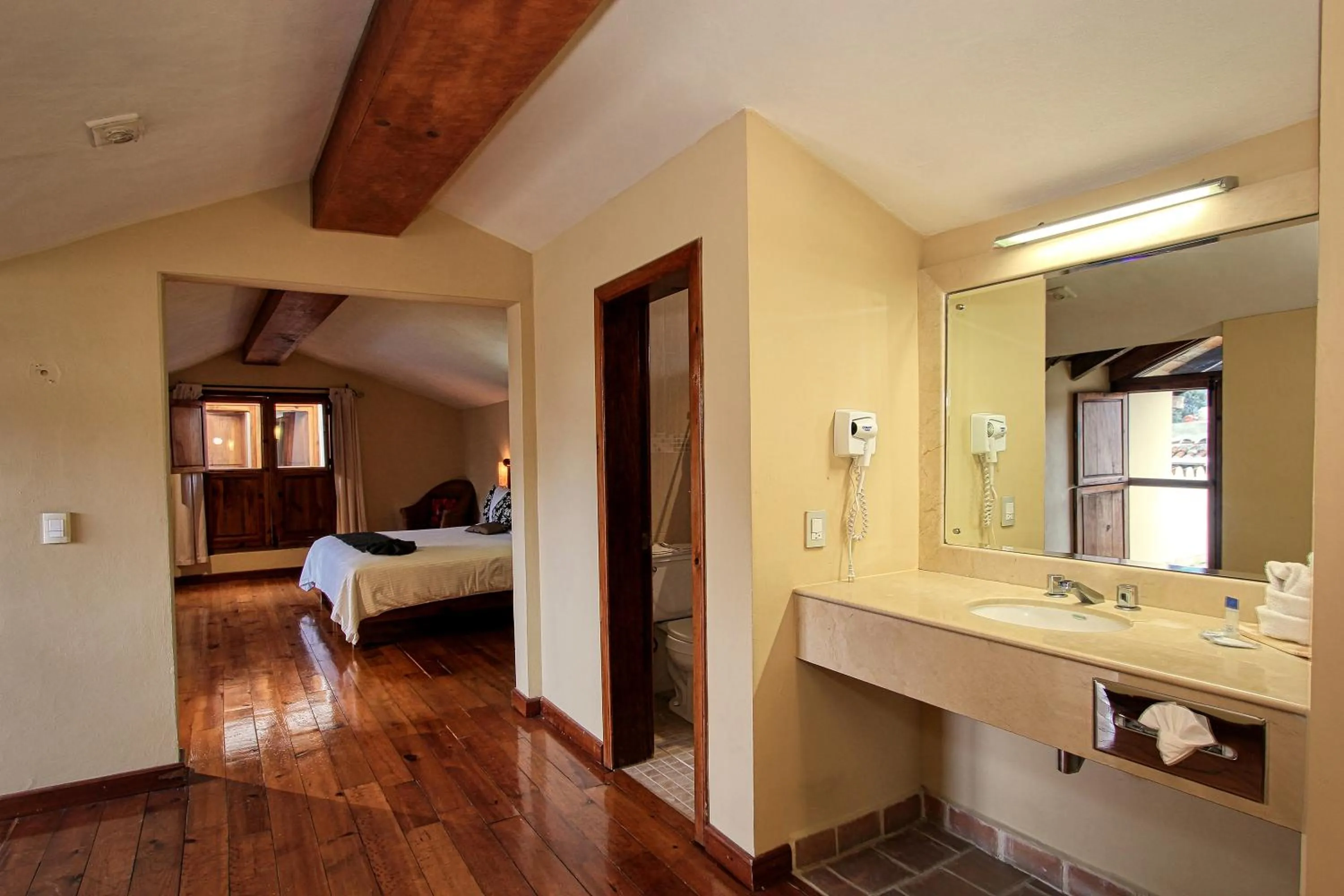 Bathroom, Bed in Hotel San Marcos