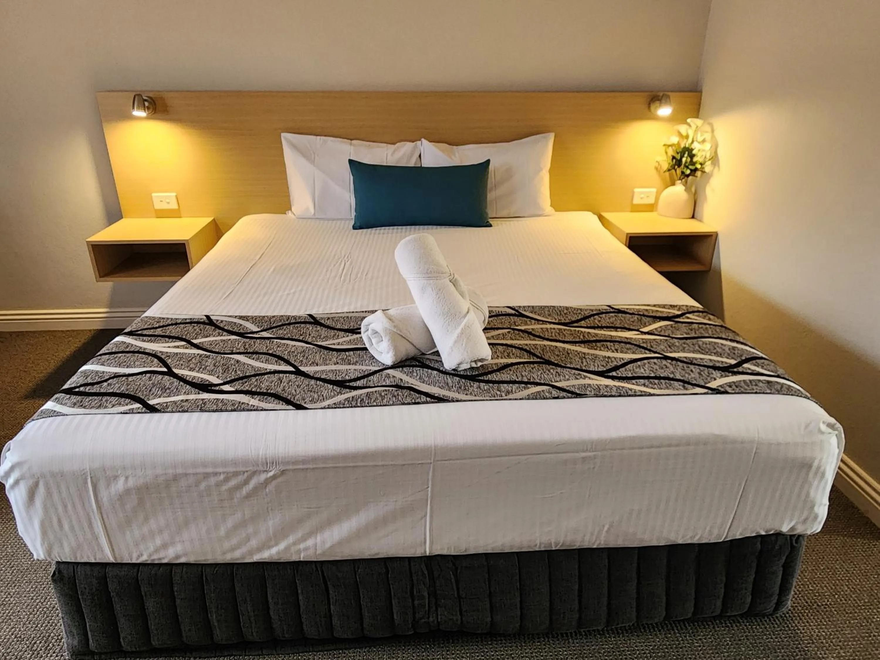 Bed in Country Gardens Motel