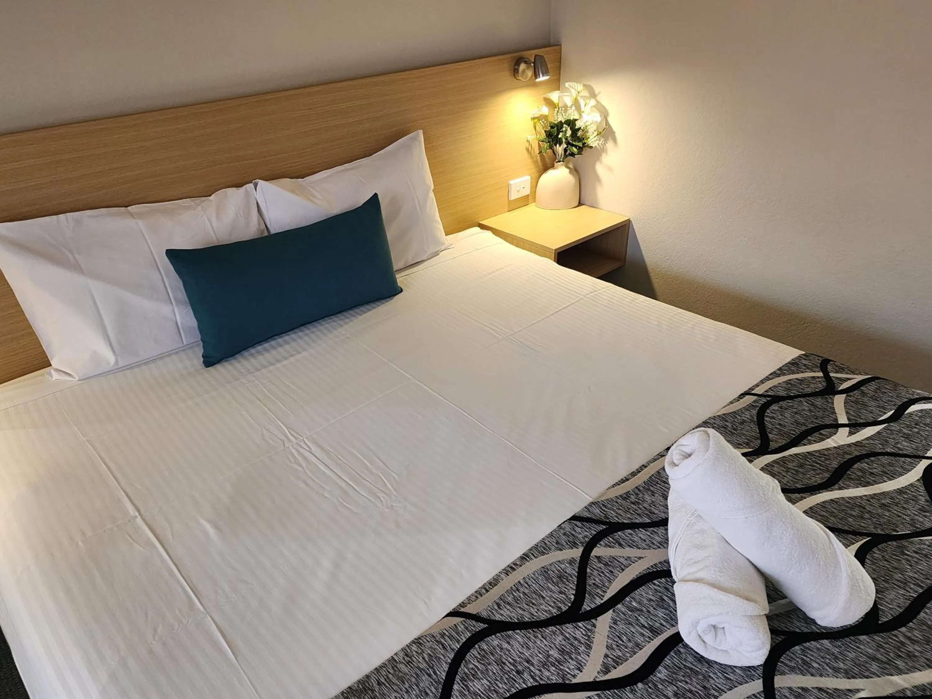 Bed in Country Gardens Motel