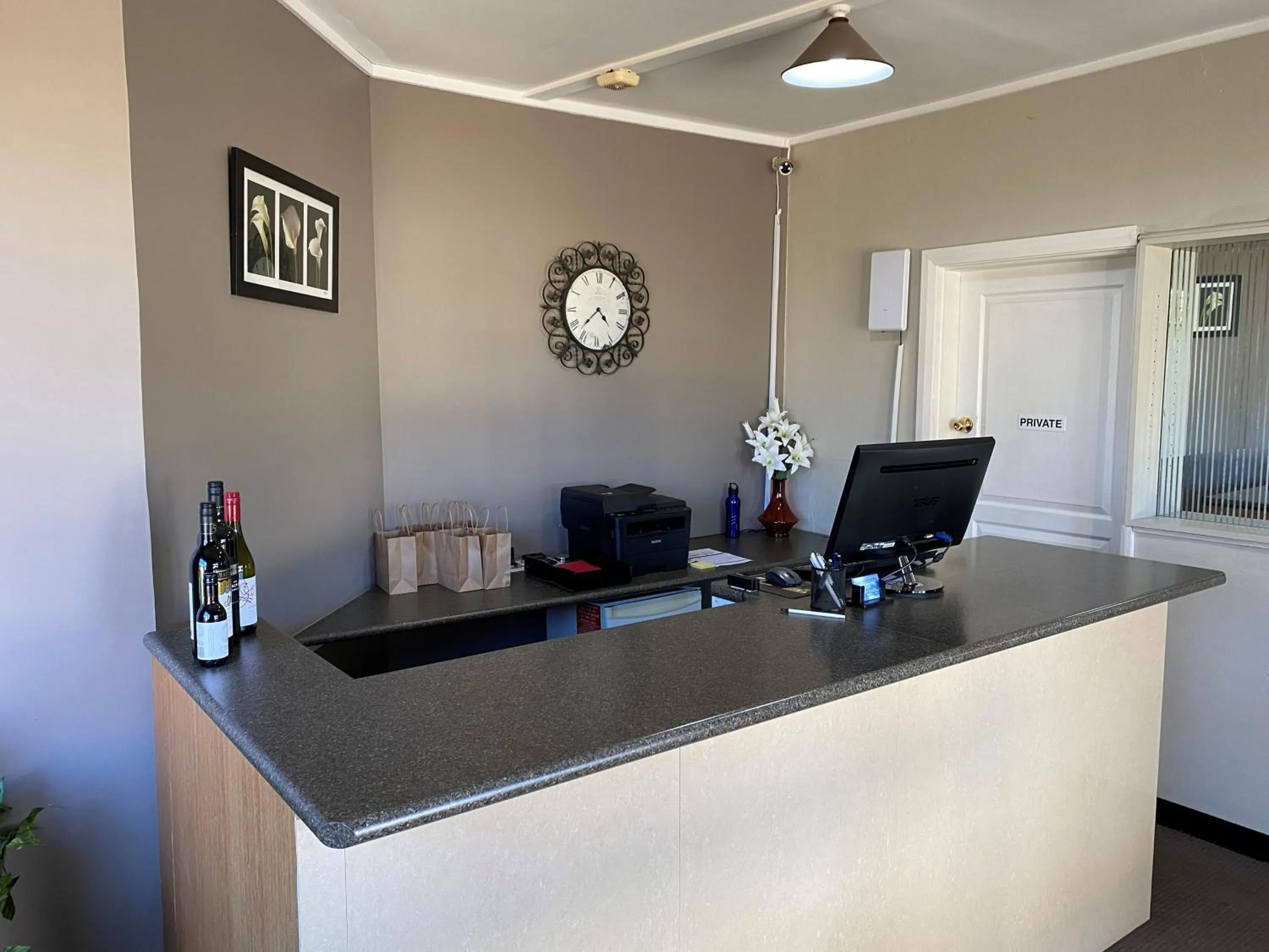 Lobby or reception in Country Gardens Motel