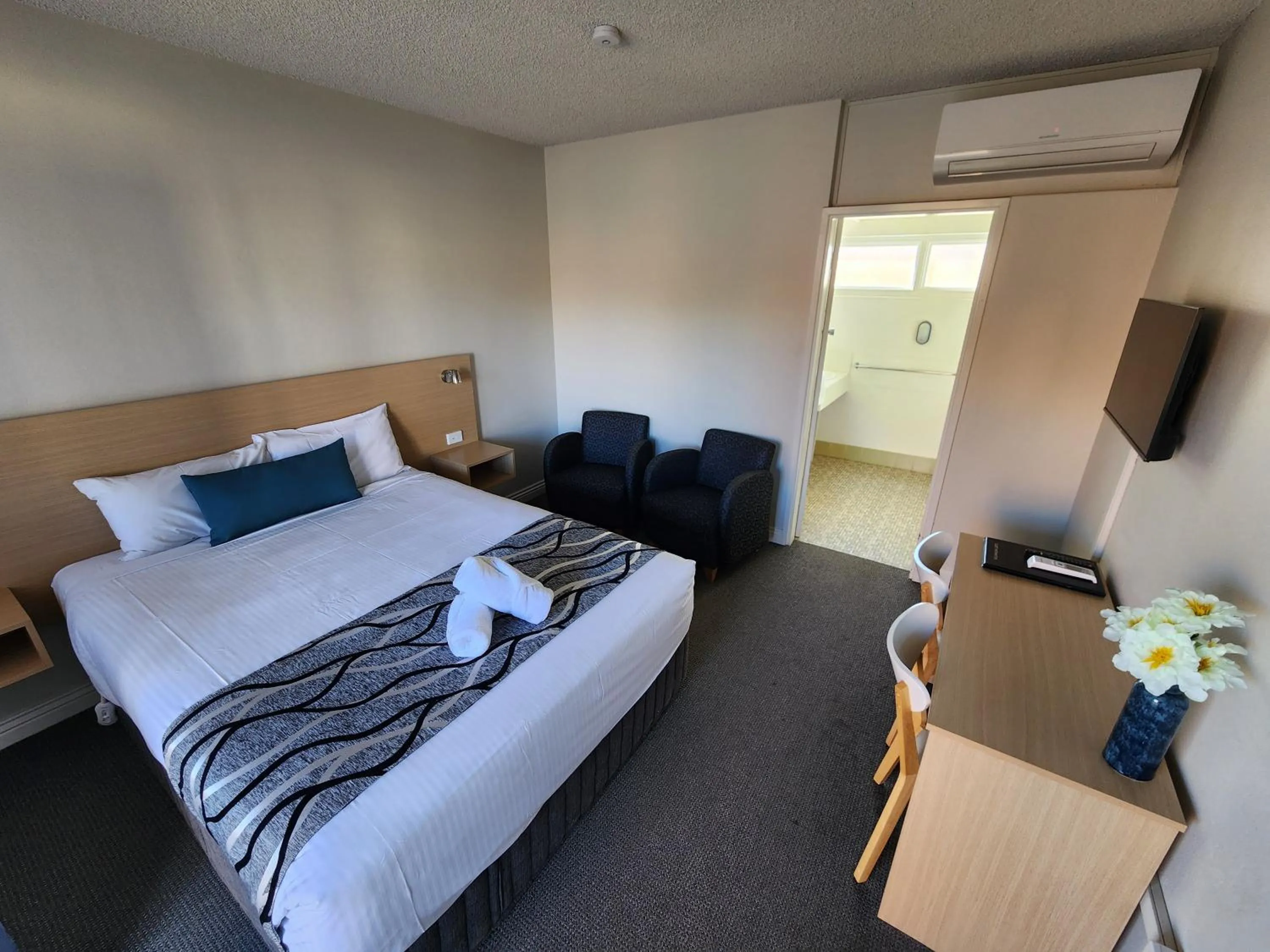 Bed in Country Gardens Motel