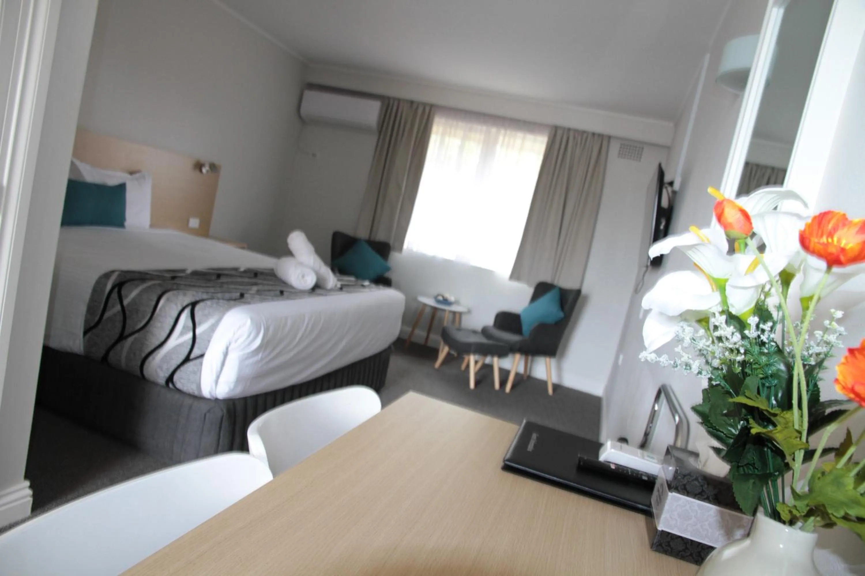 Bed in Country Gardens Motel