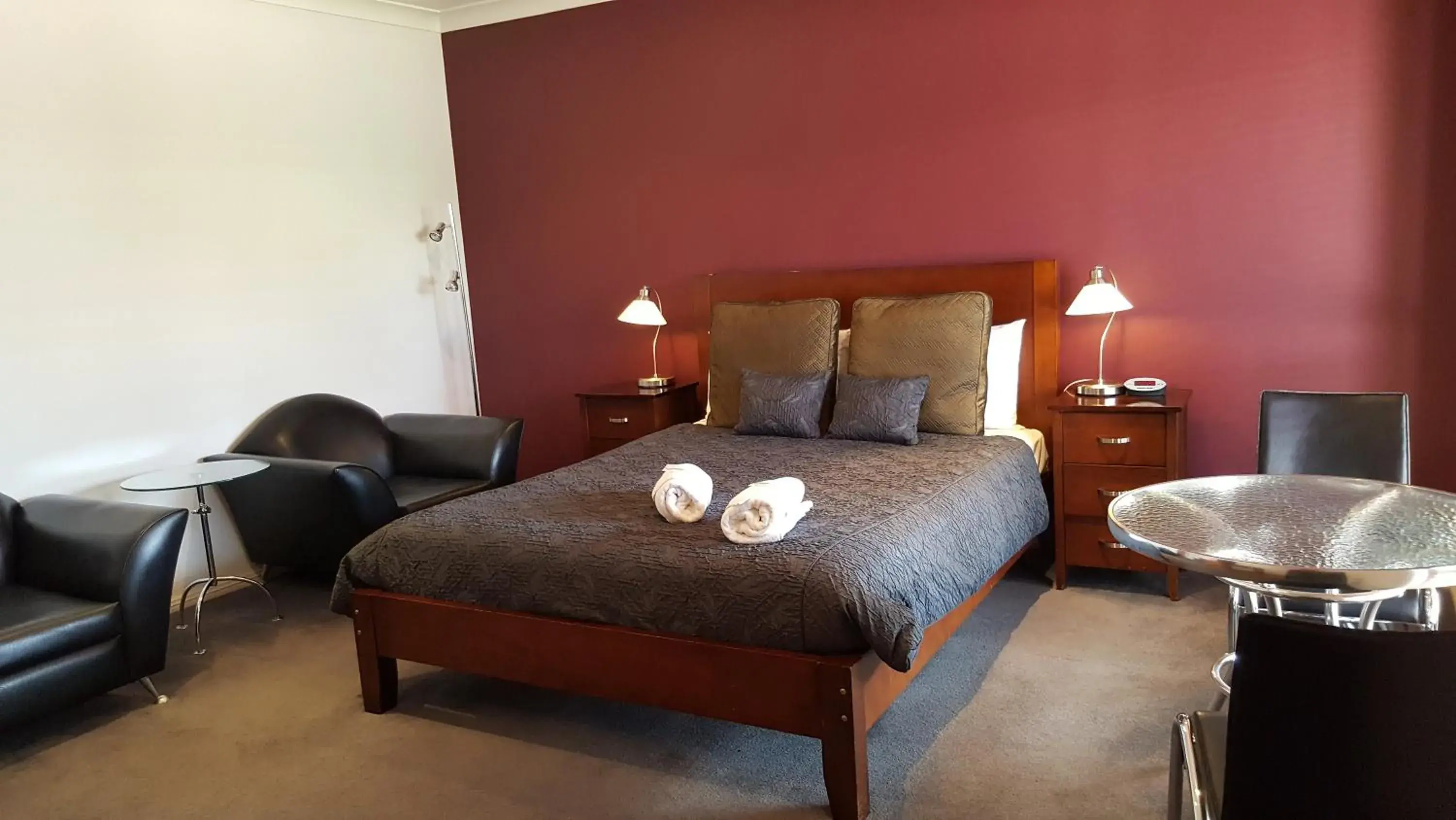 Queen Room with Spa Bath in Gateway Motor Inn Queen Room with Spa Bath in Gateway Motor Inn