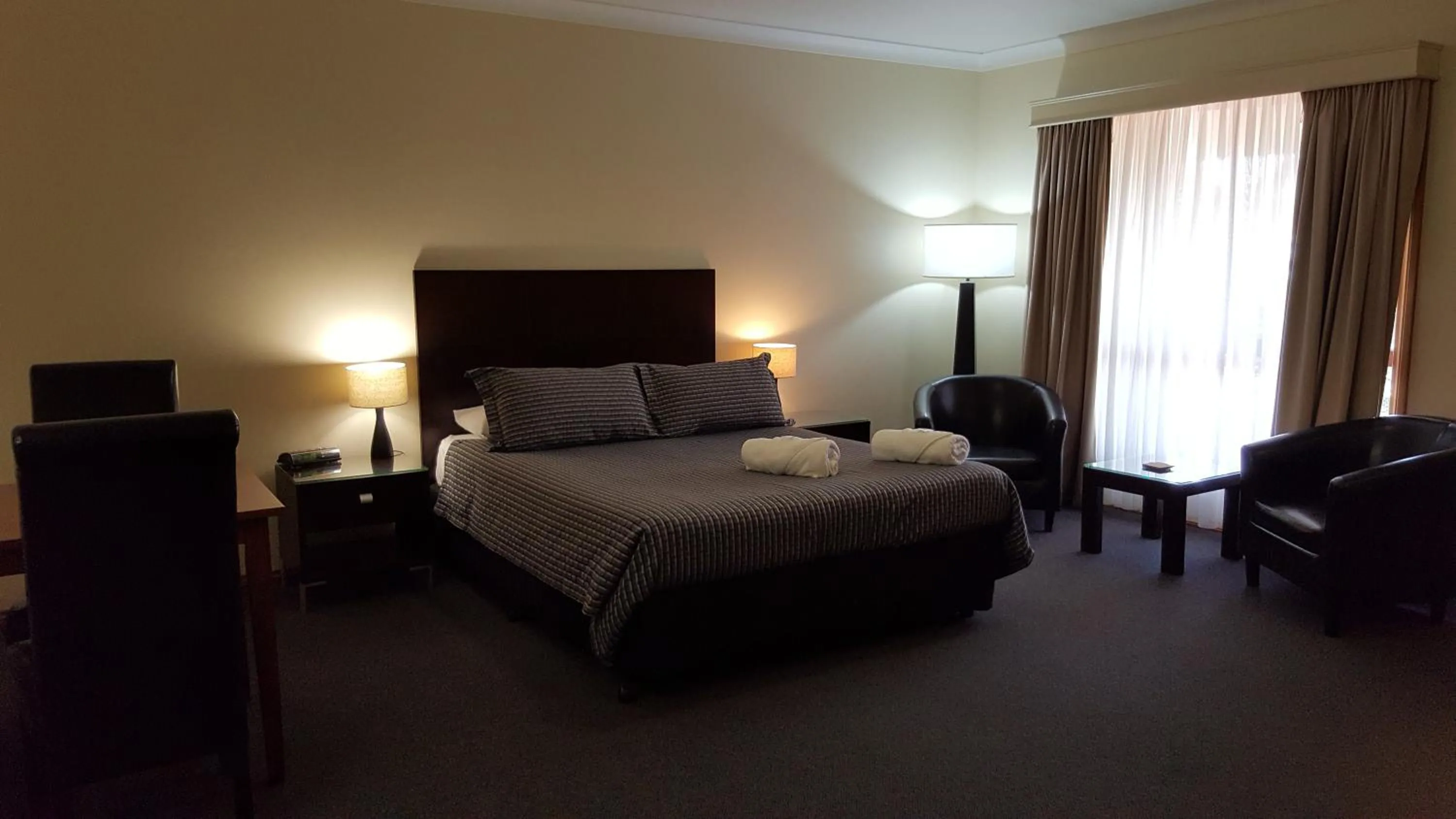 Photo of the whole room, Bed in Gateway Motor Inn