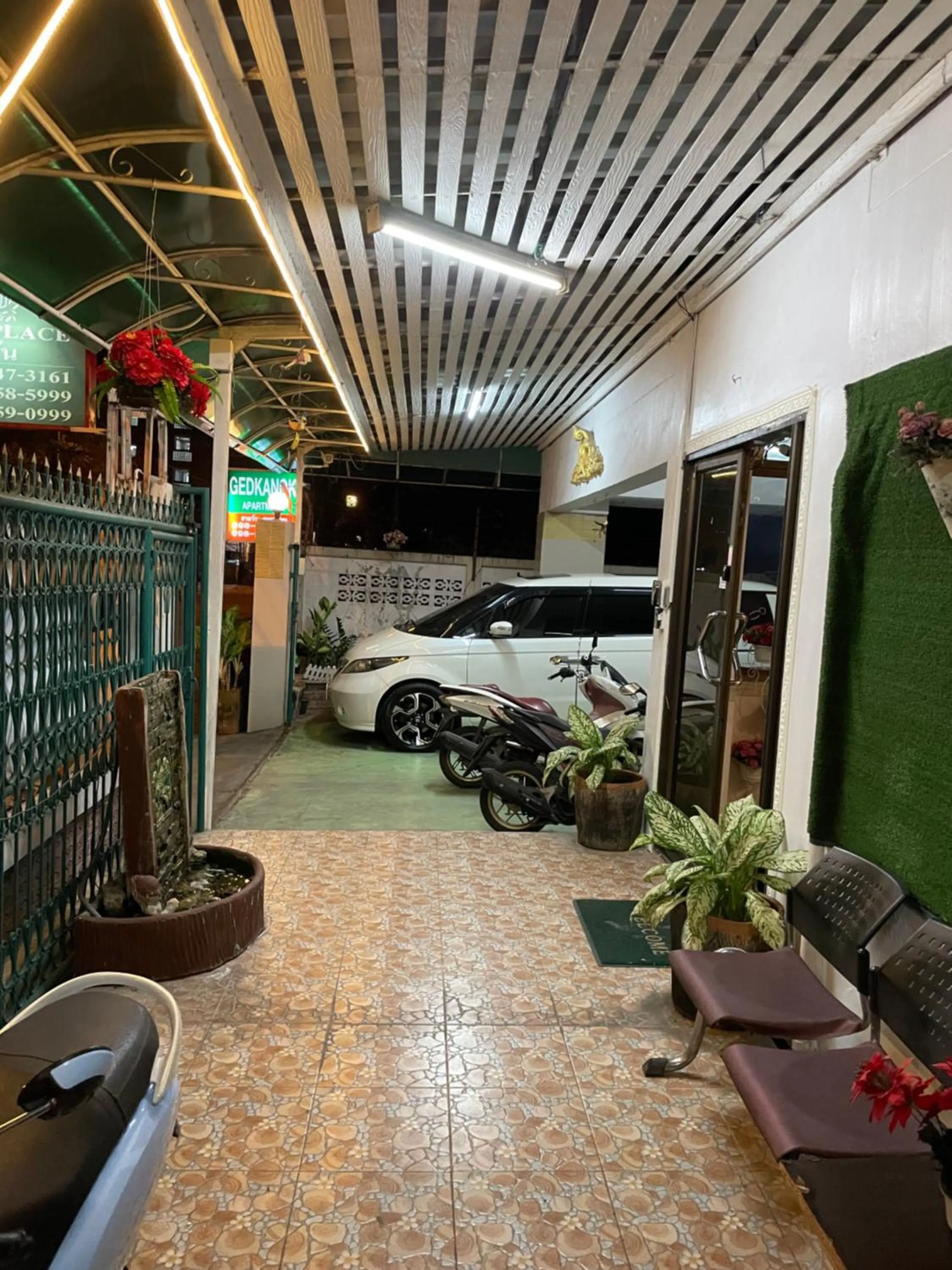 Seating area in Gedkanok Apartment