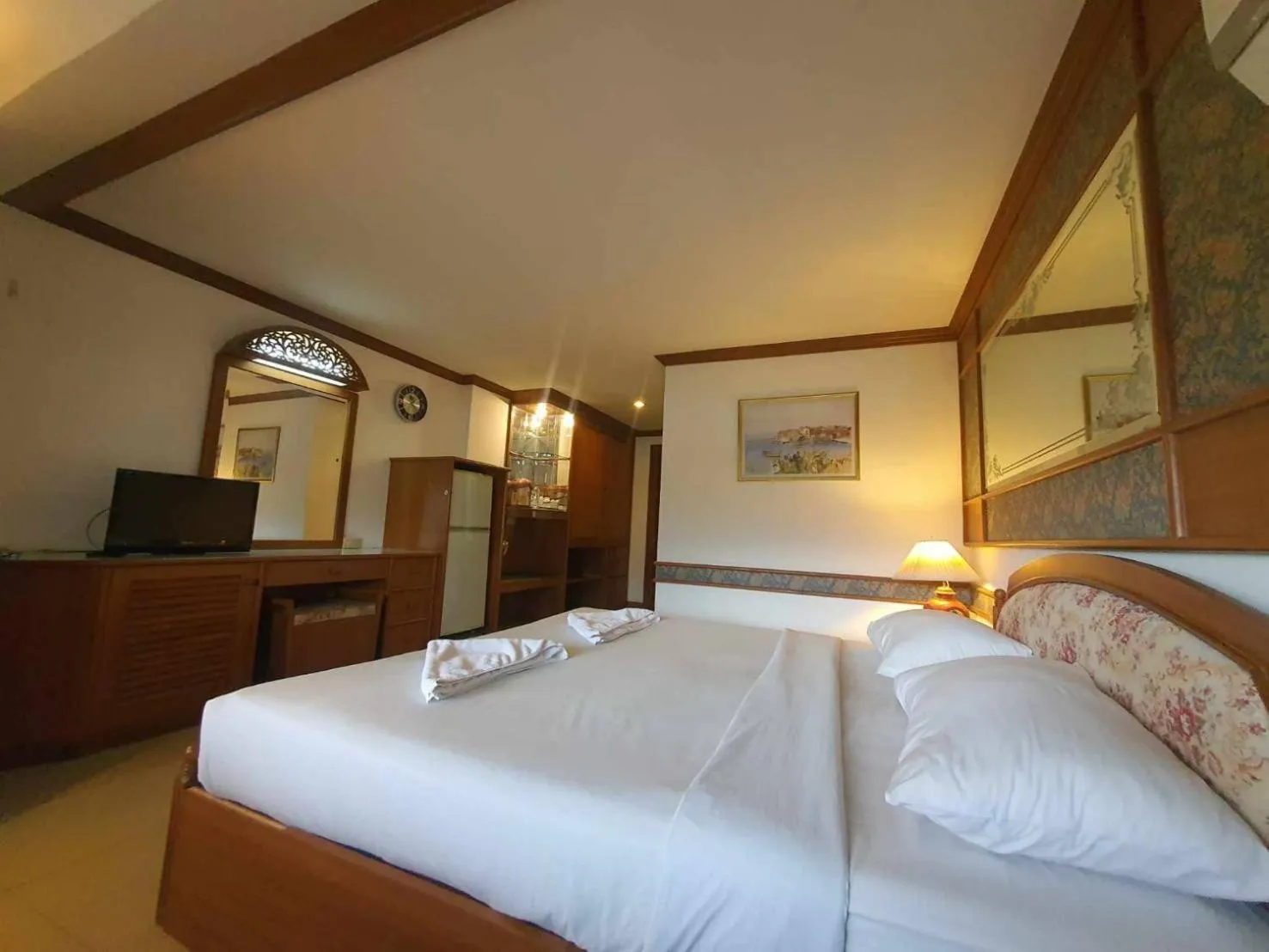 Bedroom, Bed in The Pacific Cool Chic