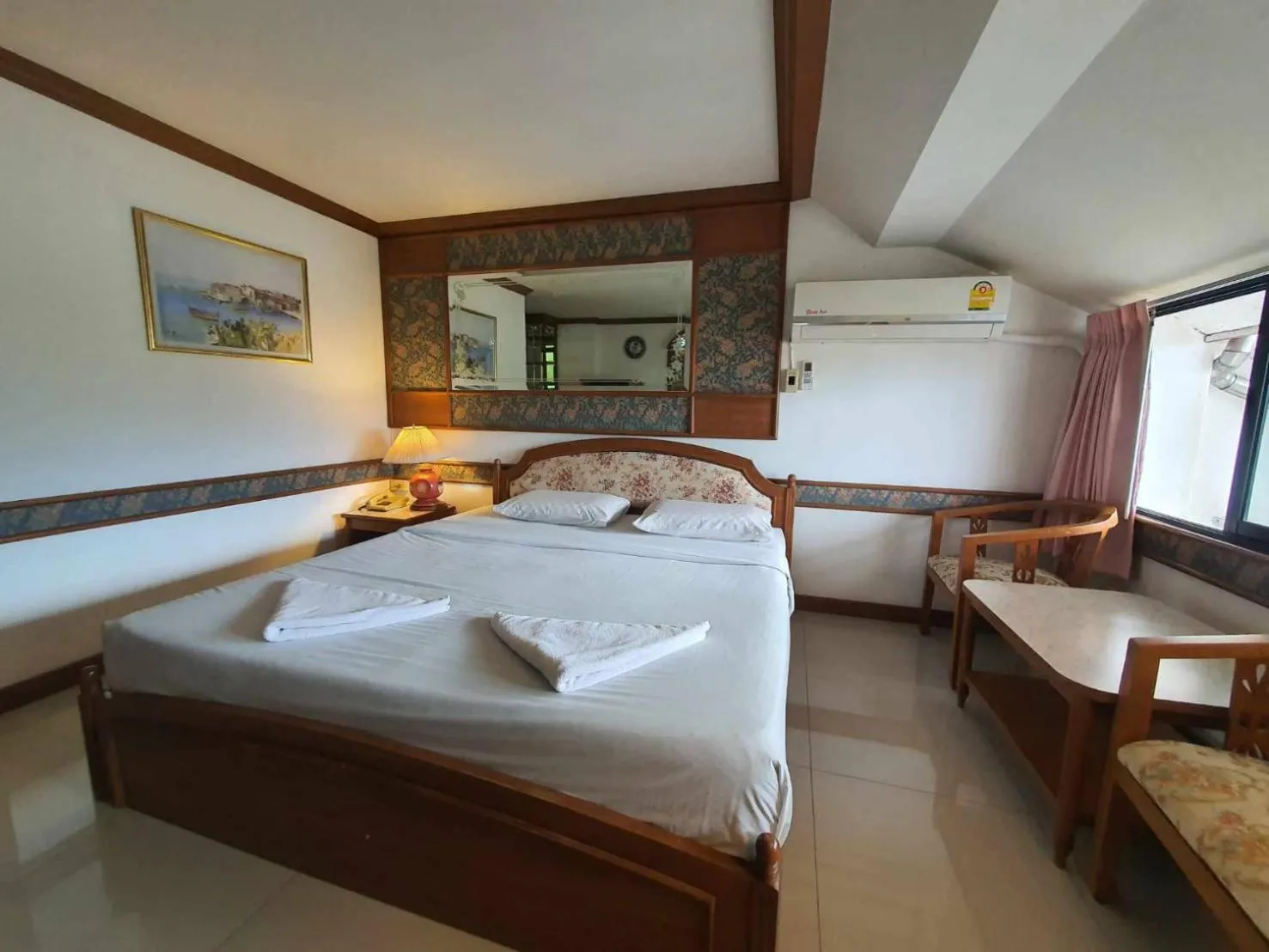 Bedroom, Bed in The Pacific Cool Chic