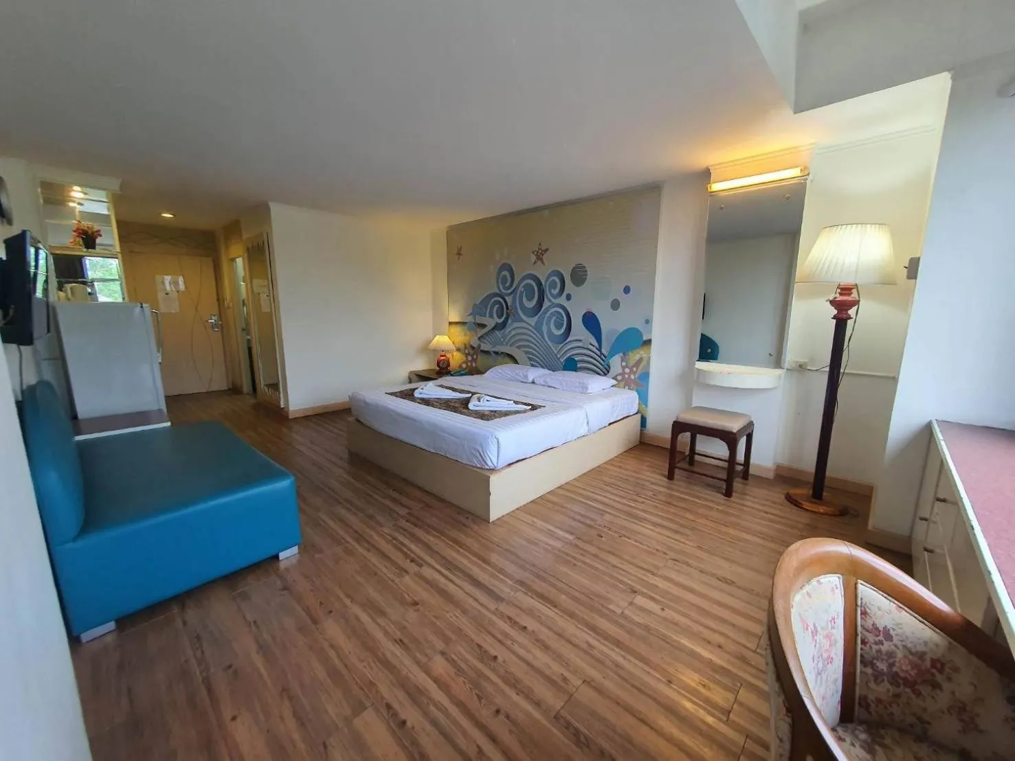 Bedroom, Bed in The Pacific Cool Chic