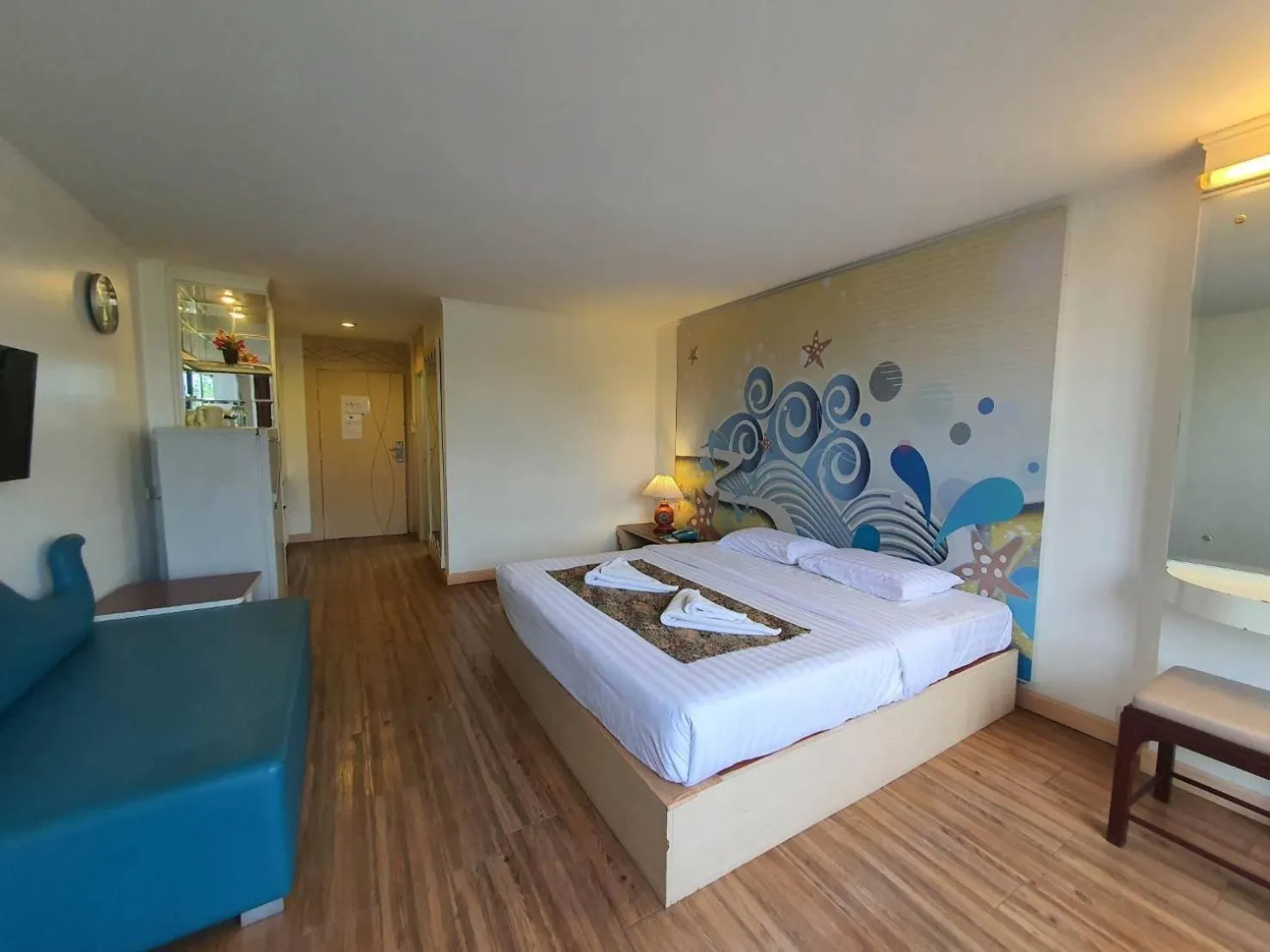 Bedroom, Bed in The Pacific Cool Chic