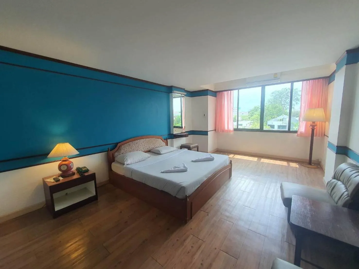 Bedroom, Bed in The Pacific Cool Chic