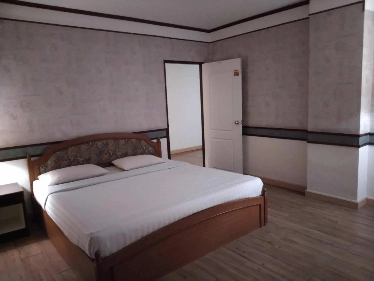 Bedroom, Bed in The Pacific Cool Chic