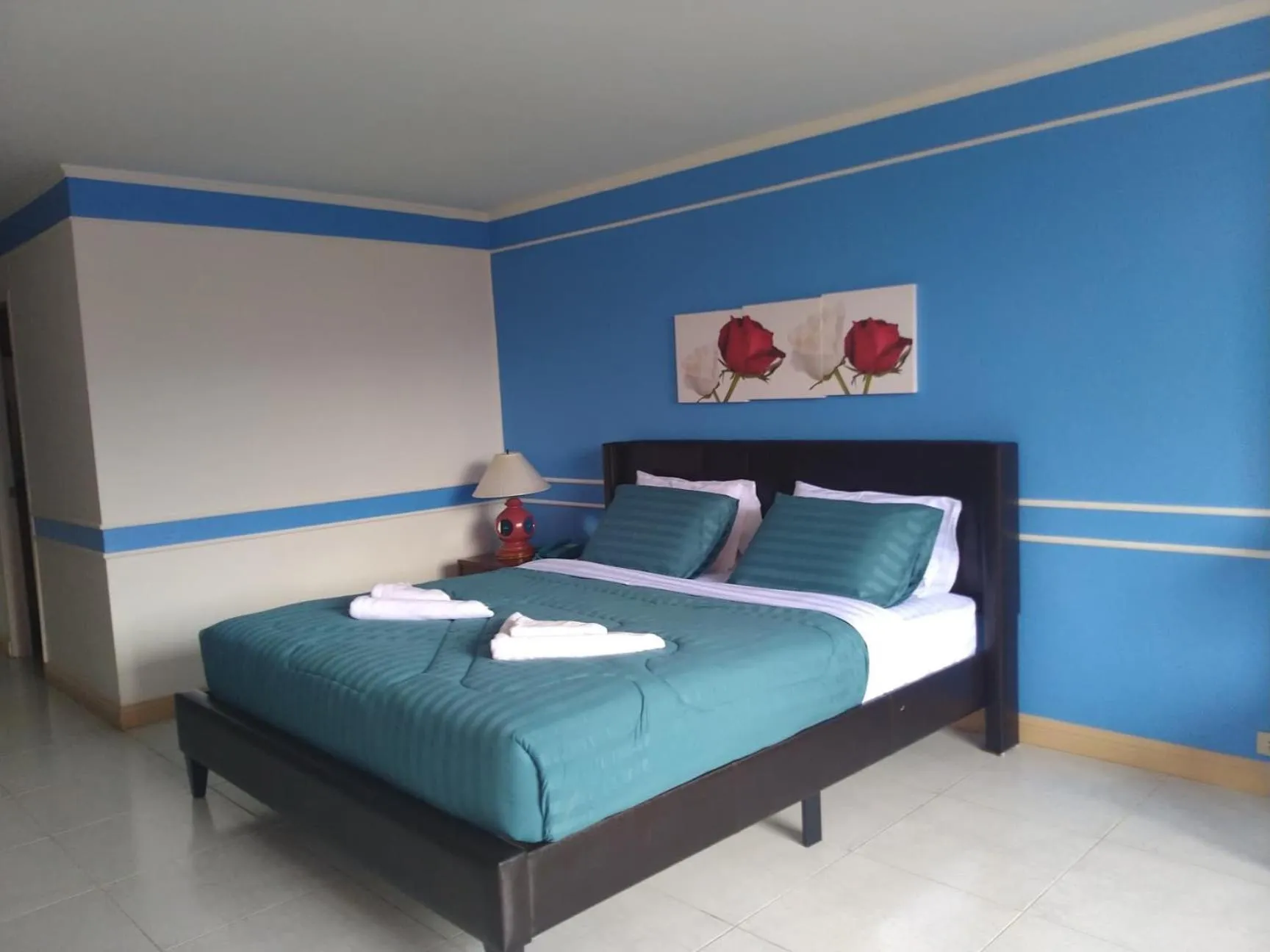 Bedroom, Bed in The Pacific Cool Chic