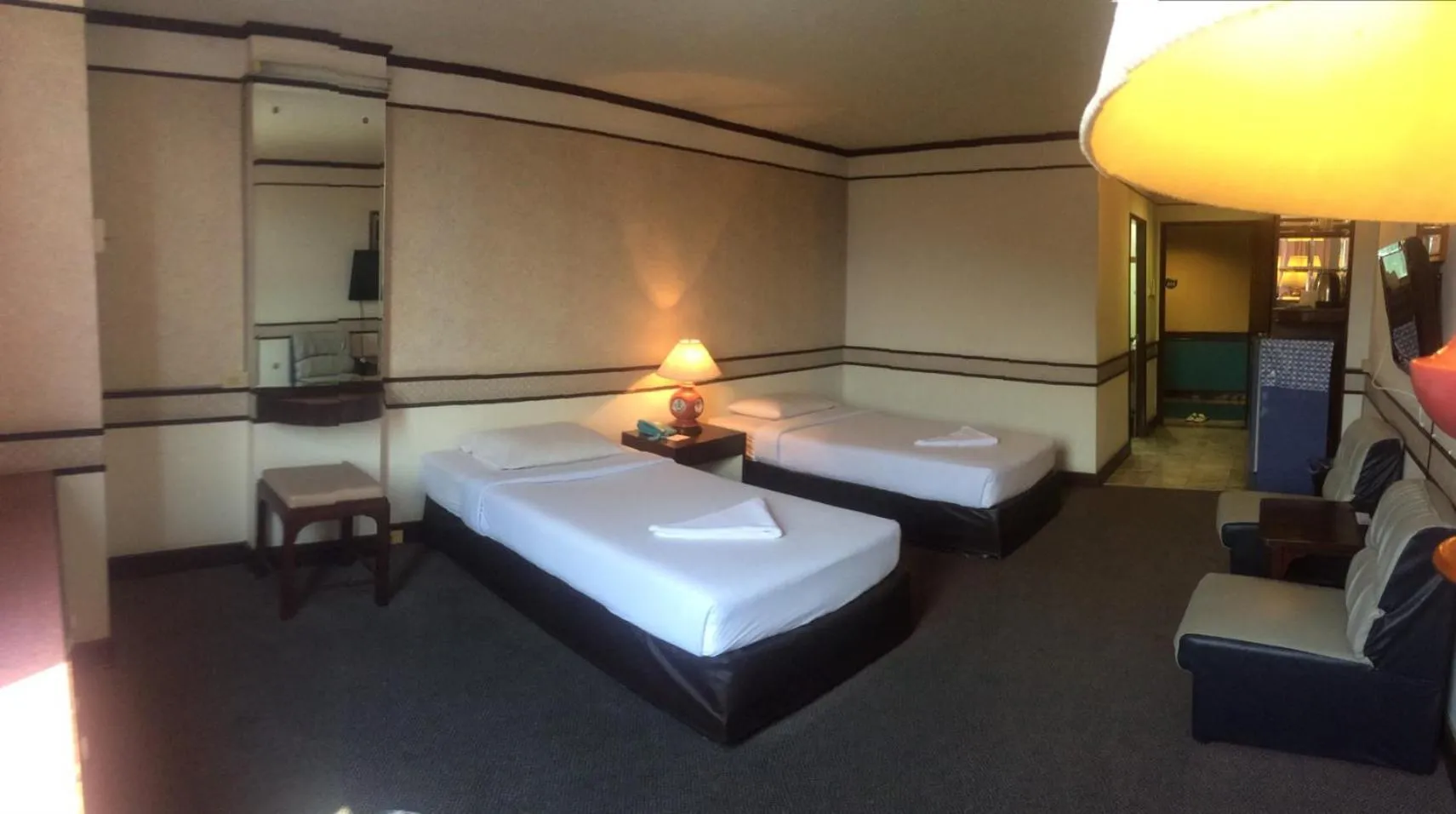 Bedroom, Bed in The Pacific Cool Chic