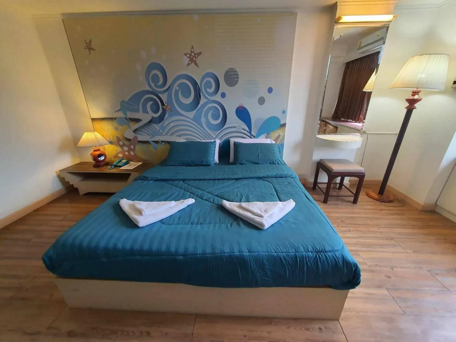 Bedroom, Bed in The Pacific Cool Chic