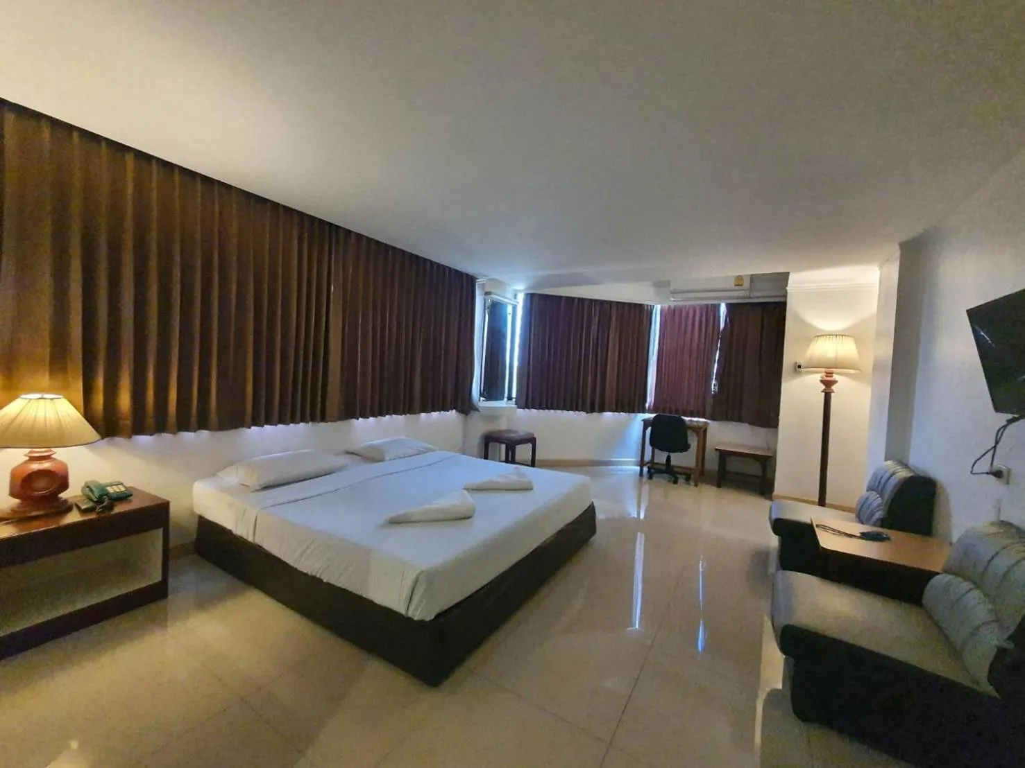 Bedroom, Bed in The Pacific Cool Chic