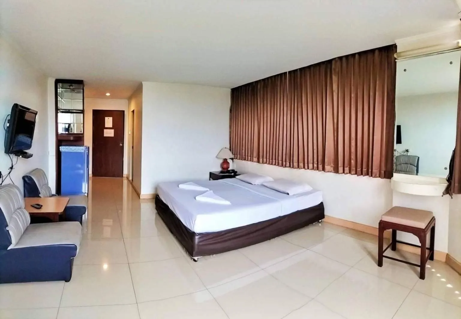 Bedroom, Bed in The Pacific Cool Chic